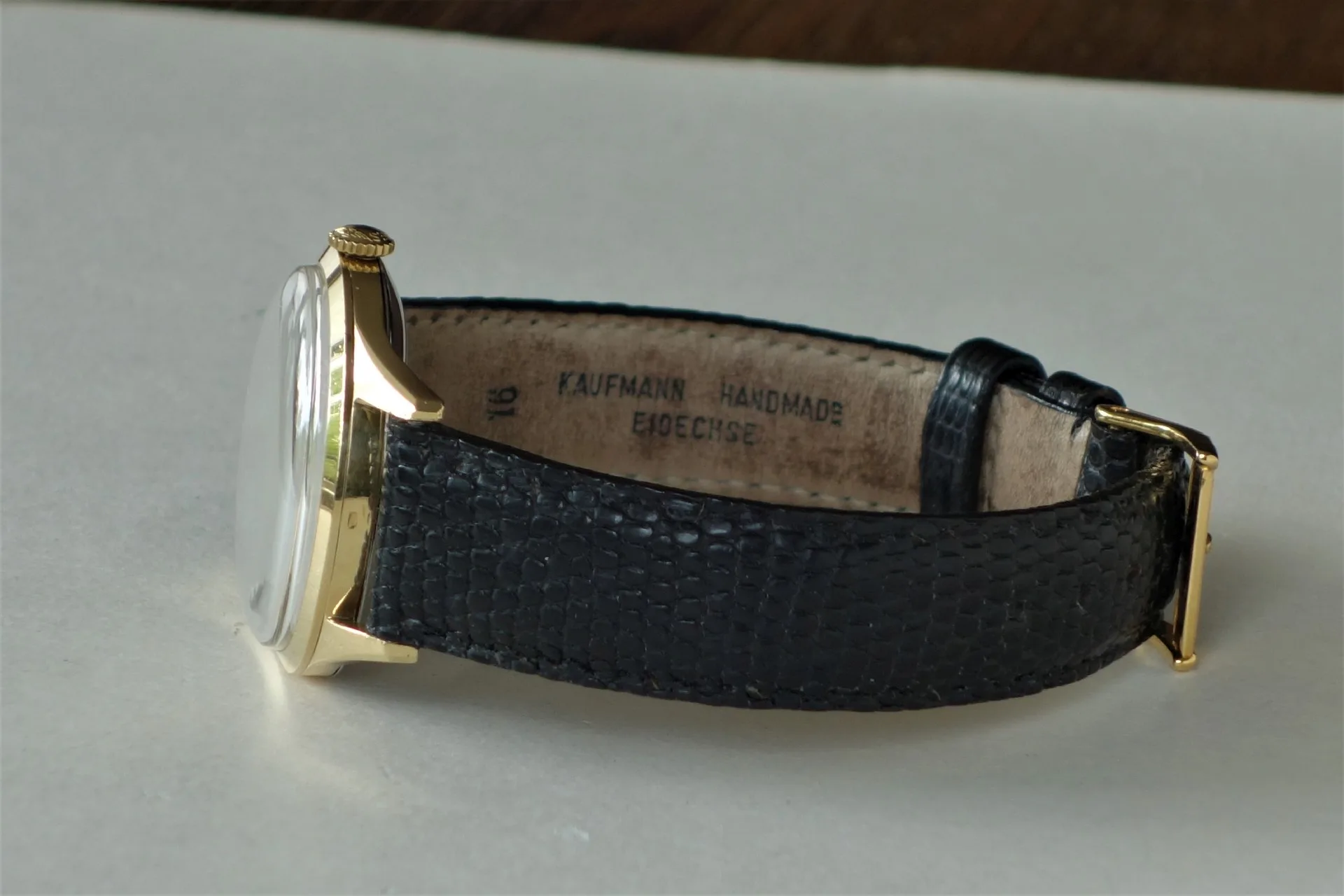 Armbanduhr goldfarben schwarz Armbanduhr mit goldfarbenem Gehäuse und schwarzem Armband in Echsenlederoptik.
