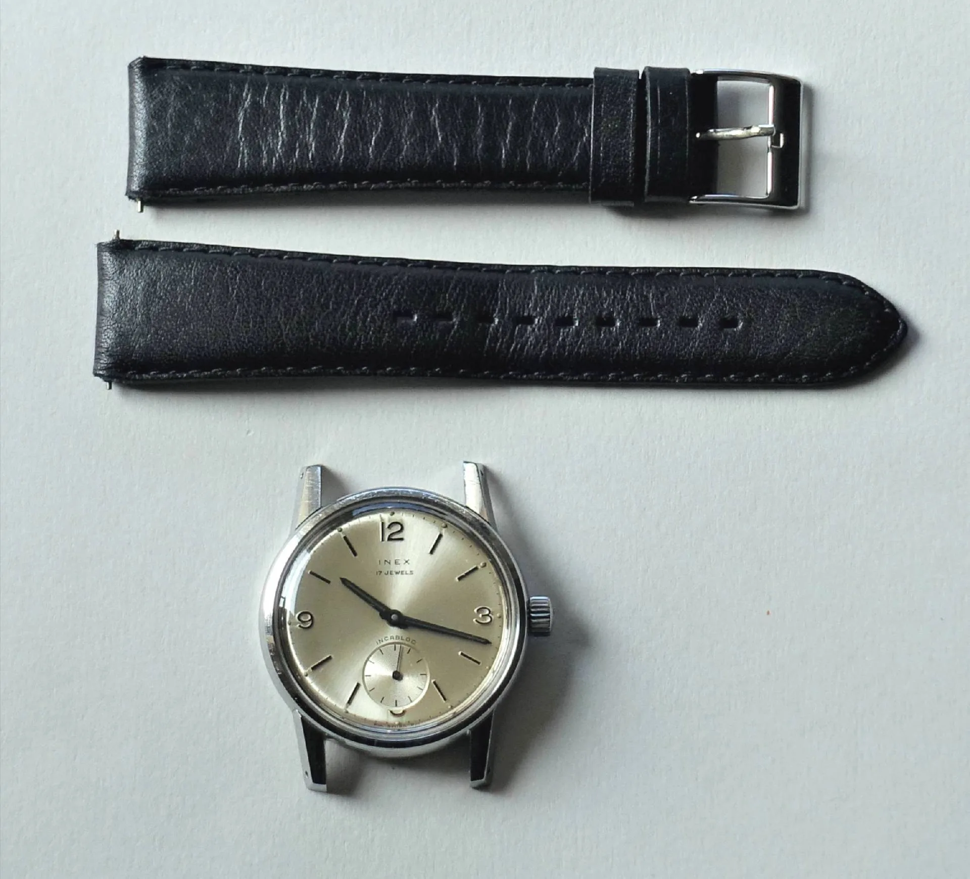 Elegante Armbanduhr mit schwarzem Lederarmband Detailbild einer klassischen Armbanduhr mit Zifferblatt und schwarzem Lederarmband