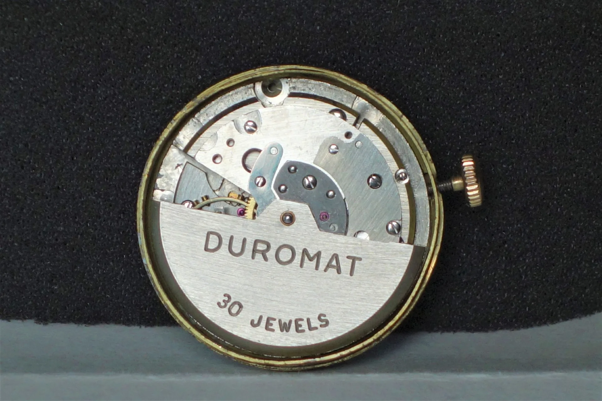 Uhrwerk Duromat Silberfarbenes mechanisches Uhrwerk mit der Aufschrift "DUROMAT 30 JEWELS".