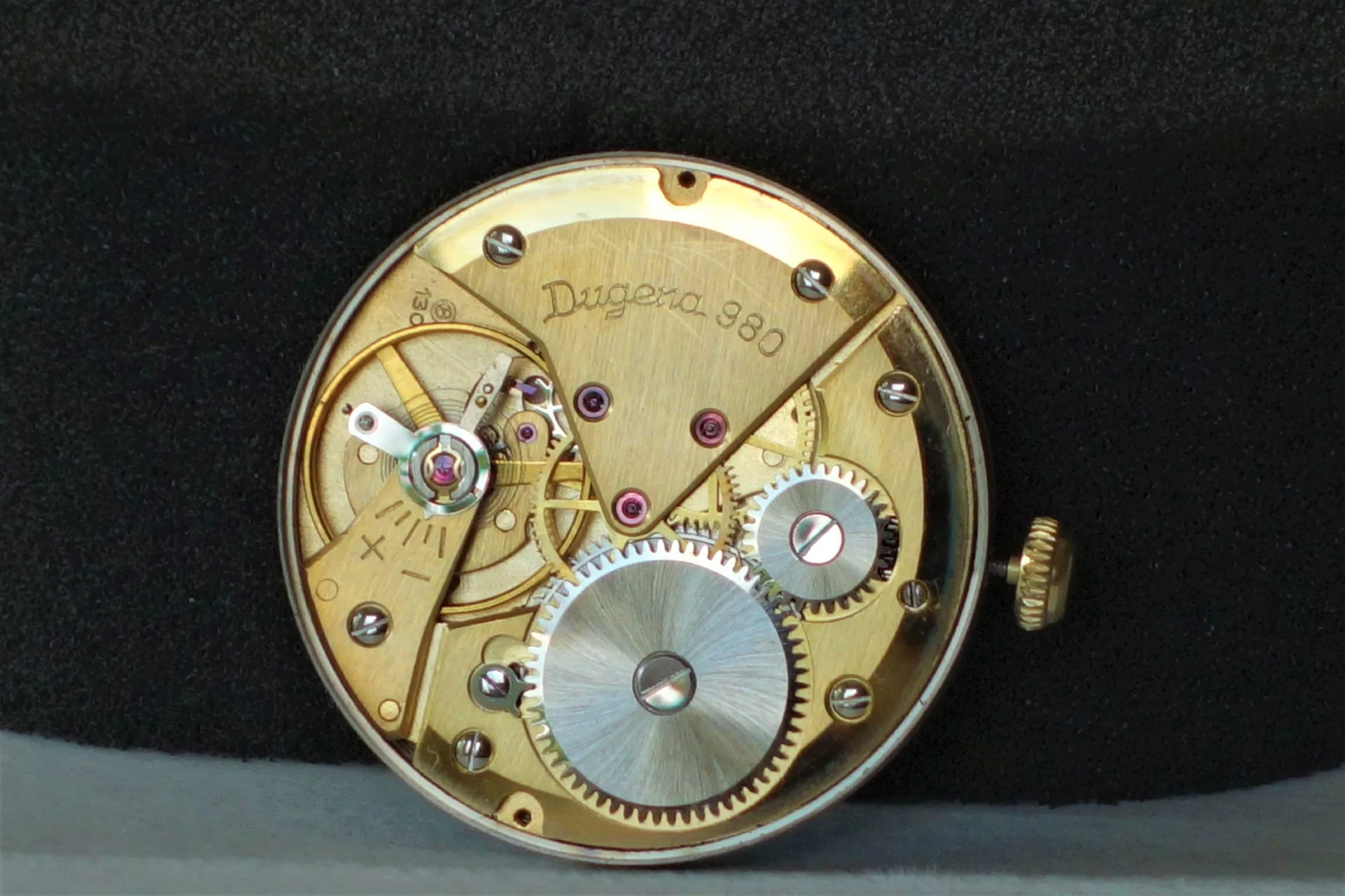 Uhrwerk Dugena 980 Mechanisches Uhrwerk in goldfarbener Ausführung mit sichtbaren Zahnrädern und Gravur "Dugena 980".