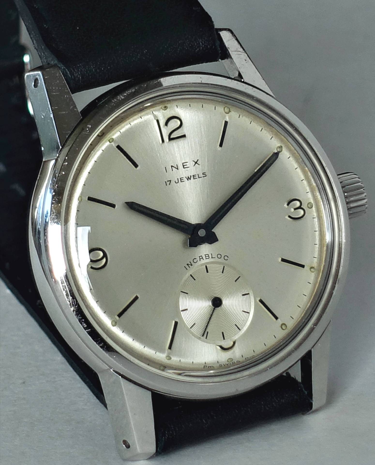 INEX Armbanduhr mit schwarzen Lederband und klassischem Zifferblatt