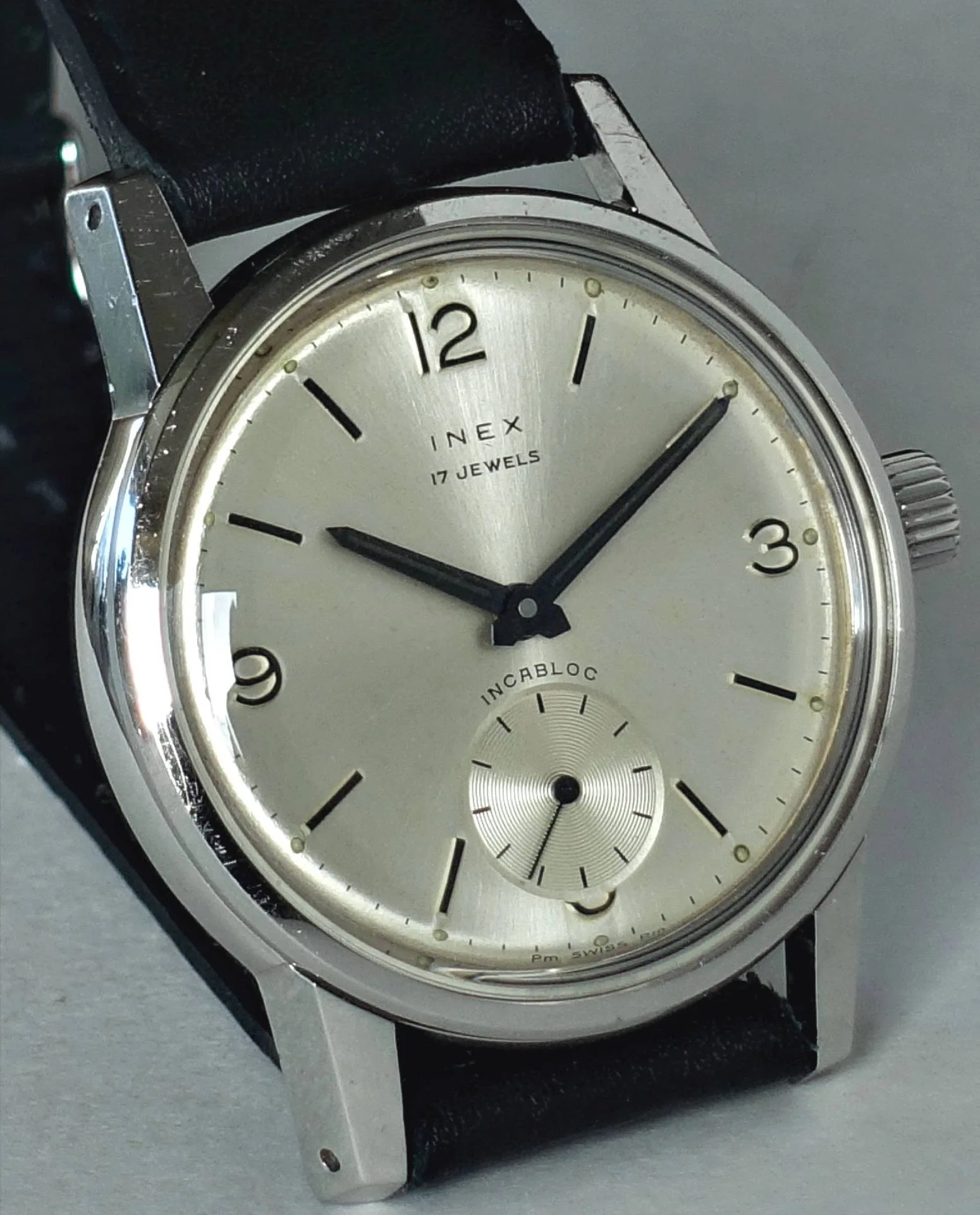 INEX Armbanduhr mit schwarzen Lederband und klassischem Zifferblatt