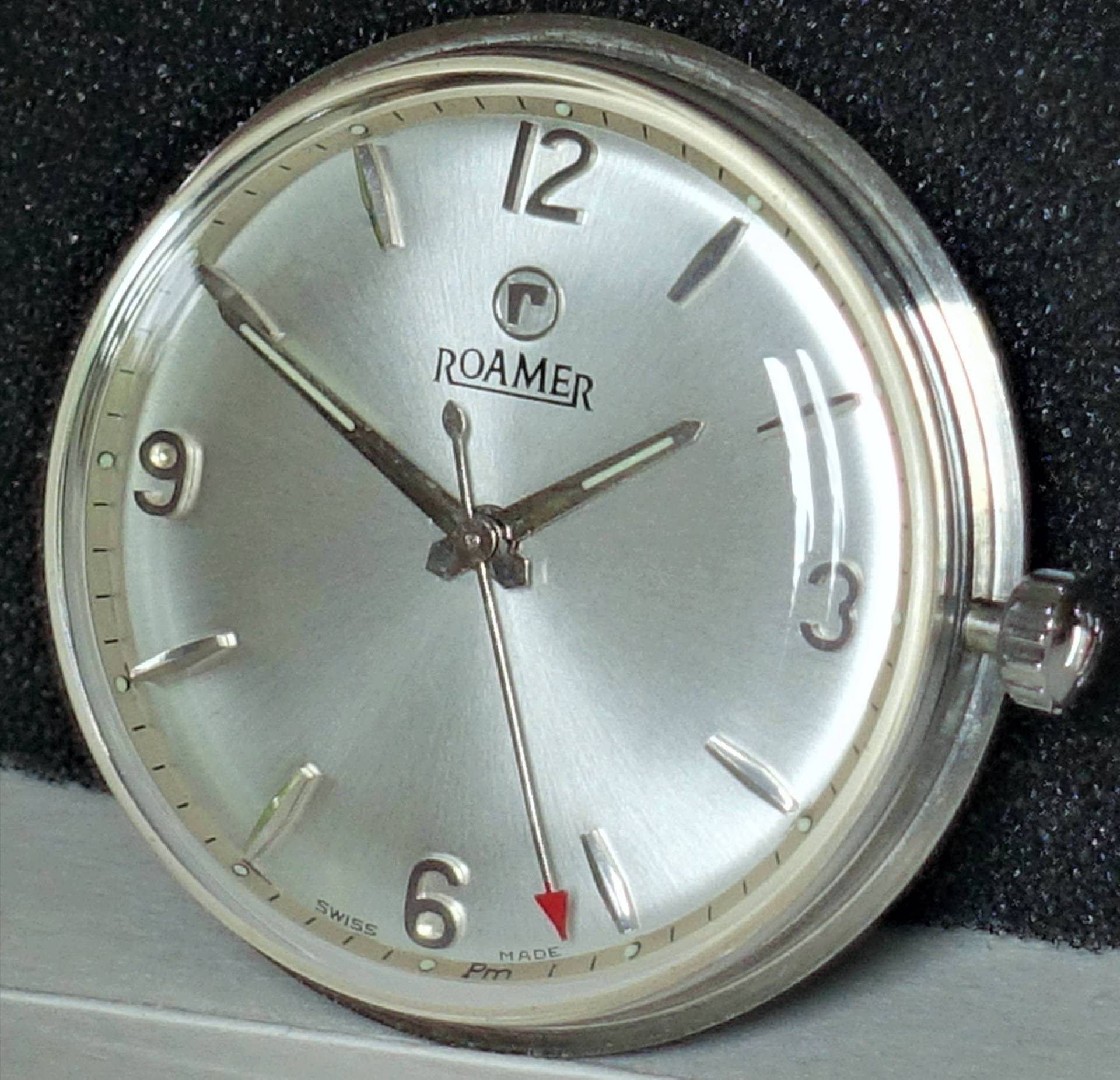 Silberfarbene Roamer Armbanduhr mit silbernem Zifferblatt und aufgesetzten Indizes.