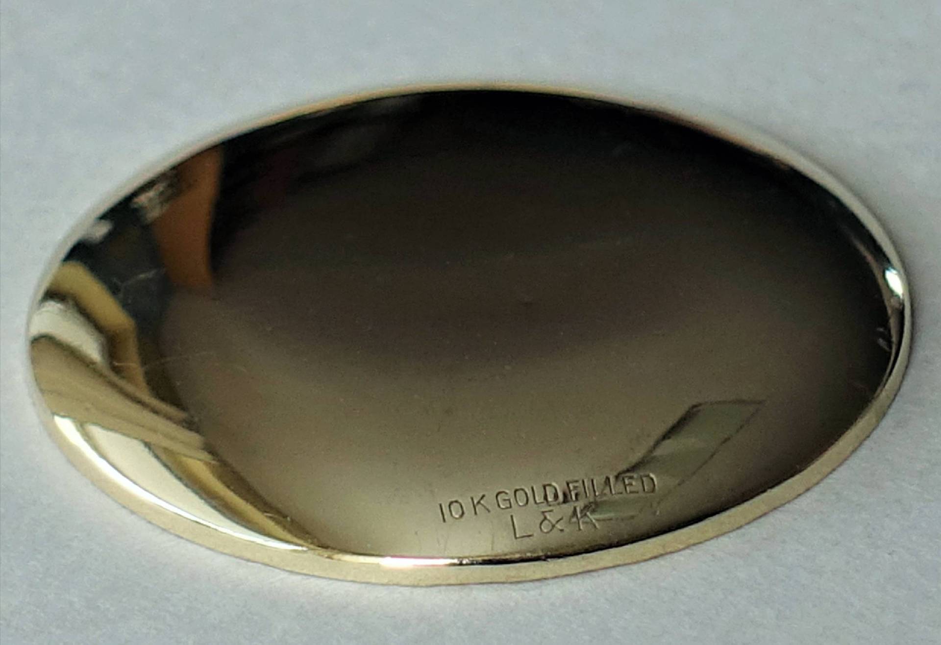 Rückansicht einer 10k Gold Filled Medaille mit der Gravur L&K