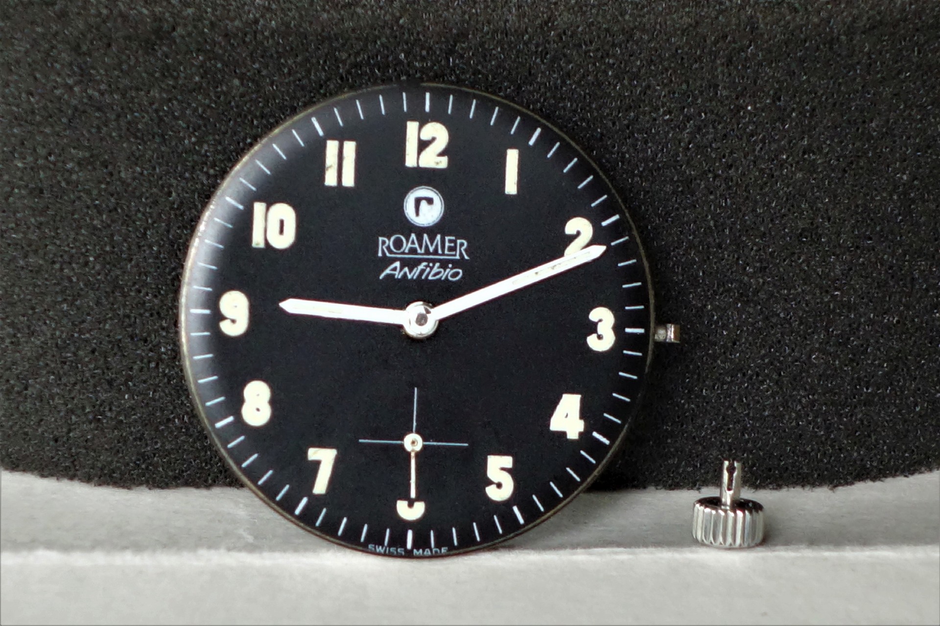 Schwarzes Uhrwerk mit Zifferblatt und silberner Krone, Modell Roamer Anfibio.