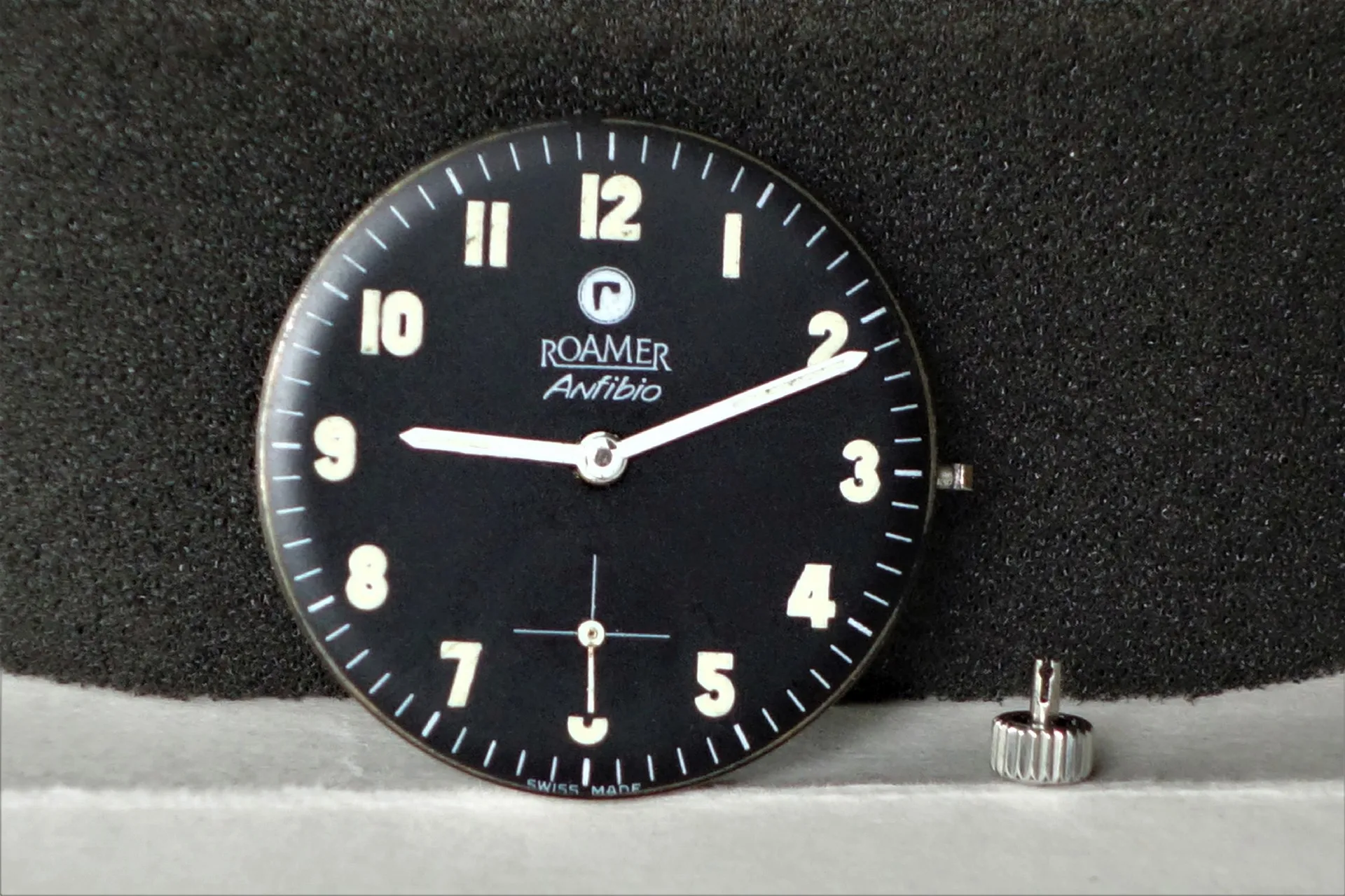 Uhrwerk Roamer Anfibio Schwarzes Uhrwerk mit Zifferblatt und silberner Krone, Modell Roamer Anfibio.