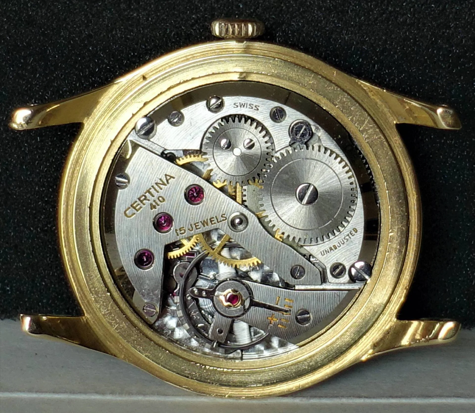 Mechanisches Certina Uhrwerk mit sichtbaren Zahnrädern und goldfarbenem Gehäuse.