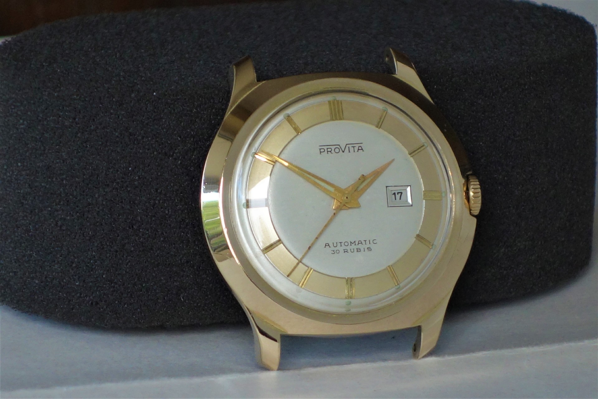 Goldfarbene Provita Automatikuhr mit weißem Zifferblatt und Datumsanzeige.