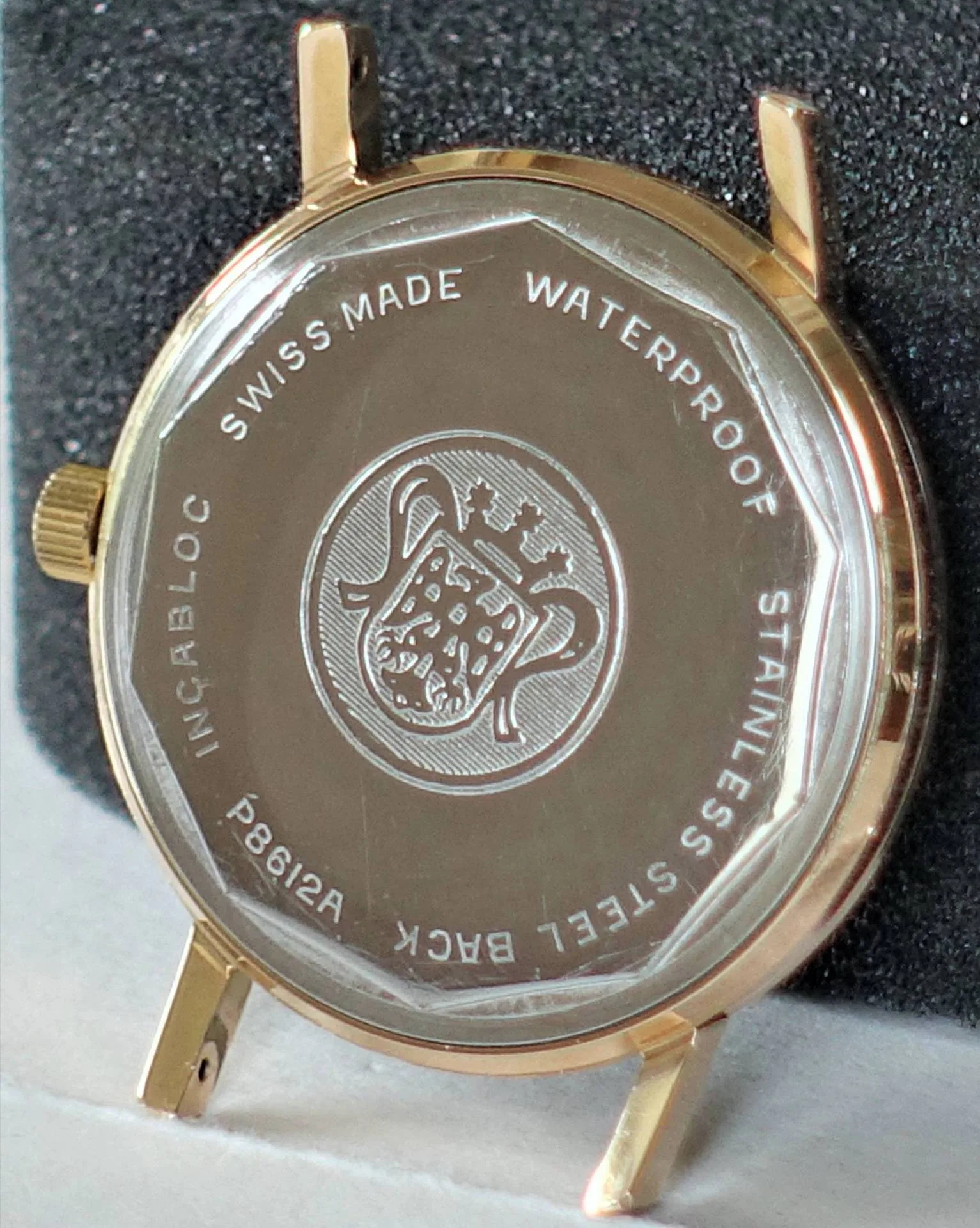 Uhrgehäuse goldfarben Rundes Uhrgehäuse in Goldfarbe mit silberfarbener Rückseite und Gravur.