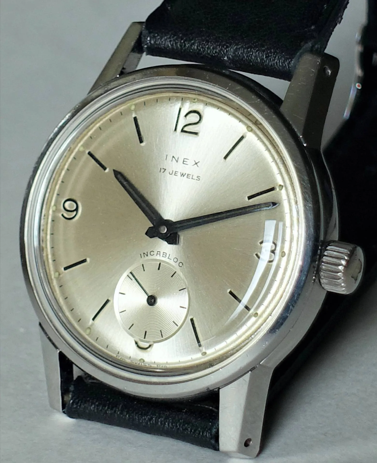 Schöne INEX Uhr mit Silberzifferblatt und schwarzem Lederarmband