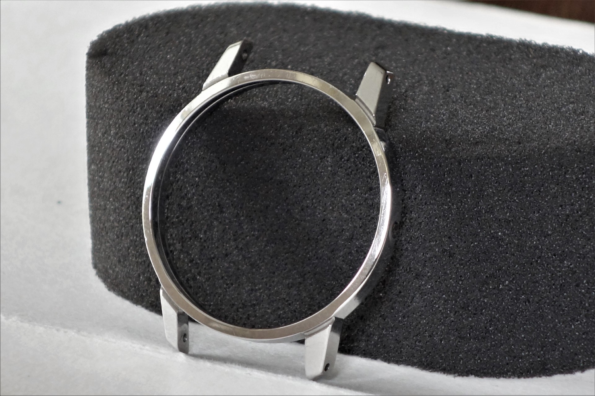 Rundes silberfarbenes Uhrengehäuse ohne Uhrwerk und Armband.