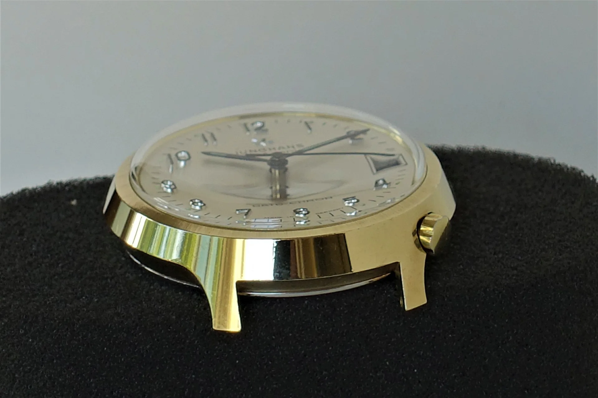 Uhrgehäuse goldfarben Rundes Uhrgehäuse in goldfarbener Ausführung mit Zifferblatt und Zeigern.