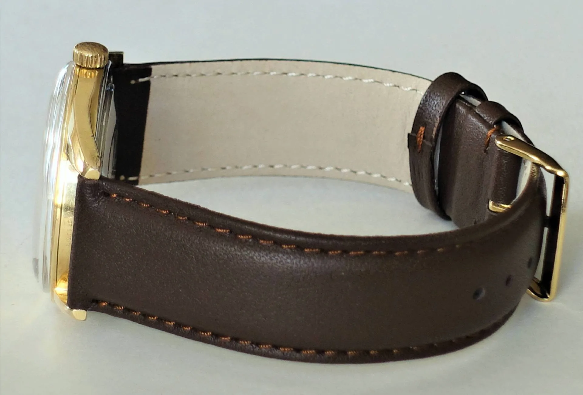 Armbanduhr braun goldfarben Armbanduhr mit braunem Armband und goldfarbenem Gehäuse.