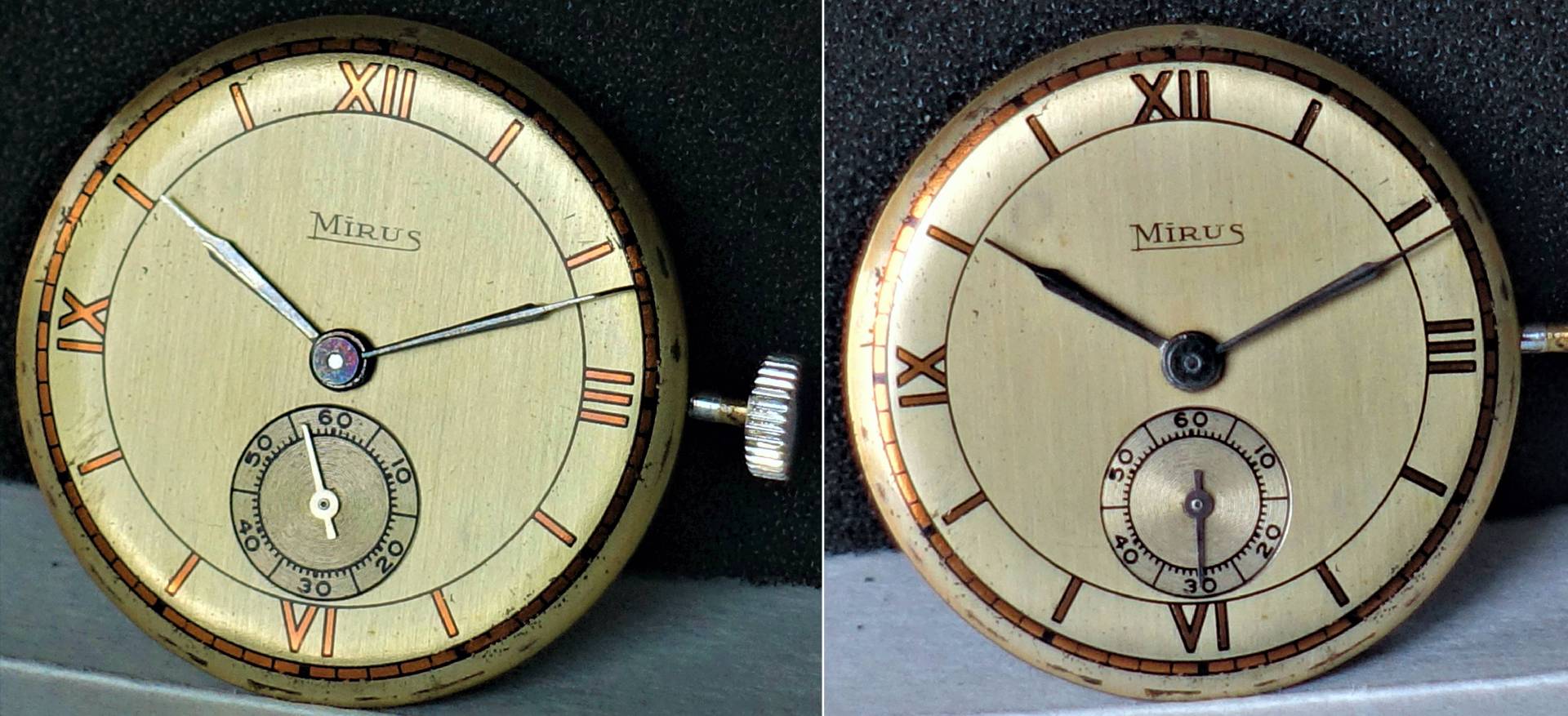 Zwei goldfarbene Uhr-Zifferblätter mit römischen Zahlen und kleiner Sekunde, beide mit dunklen Zeigern und sichtbaren Gebrauchsspuren.