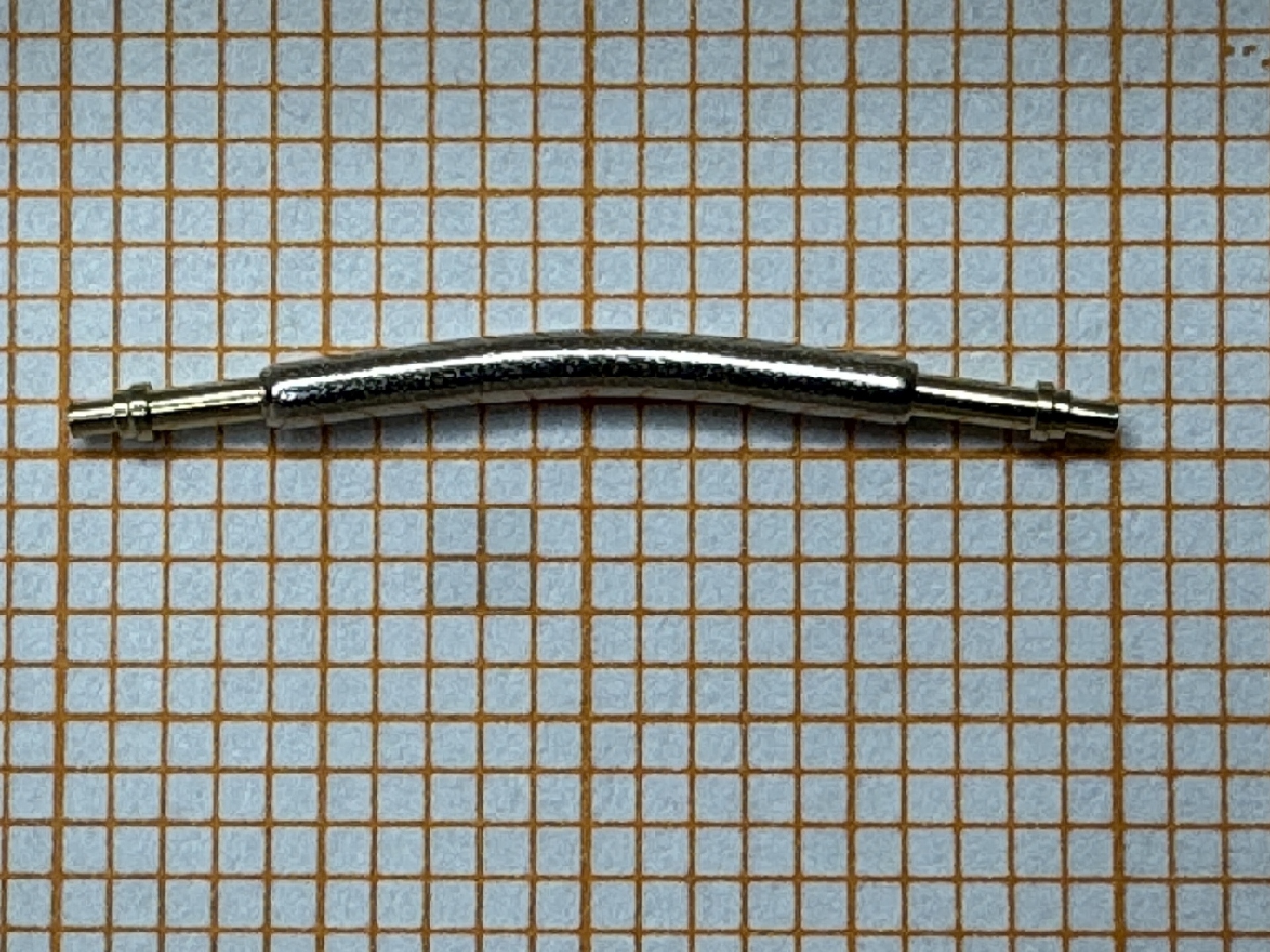 Gebogener Federsteg aus Metall für Uhrenarmbänder.
