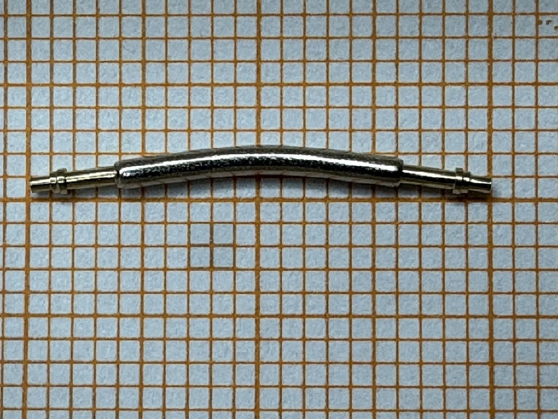 Gebogener Federsteg aus Metall für Uhrenarmbänder.