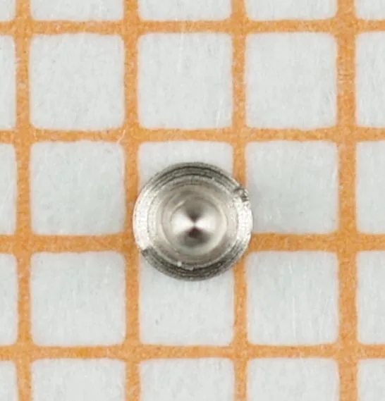 Metallisches Uhrwerk-Lager Kleines rundes Lagerteil aus Metall für Uhrwerke.
