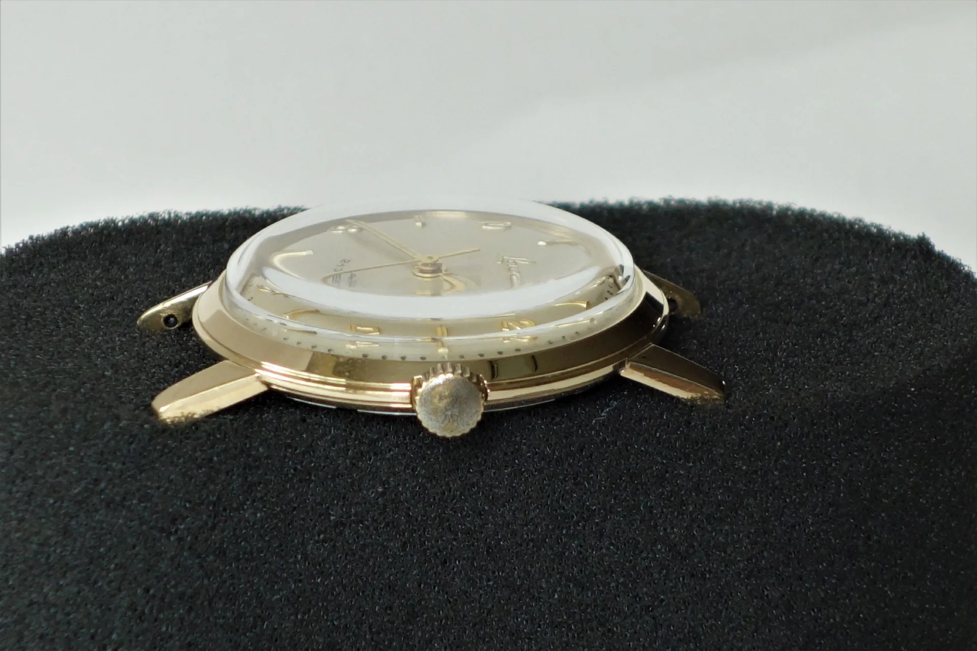 Analoguhr goldfarben Flache analoge Armbanduhr mit goldfarbenem Gehäuse und hellem Zifferblatt.