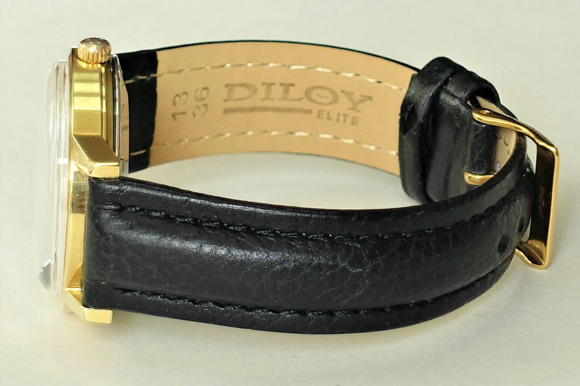 Armbanduhr schwarz goldfarben Schwarze Armbanduhr mit goldfarbenem Gehäuse und schwarzem Armband.