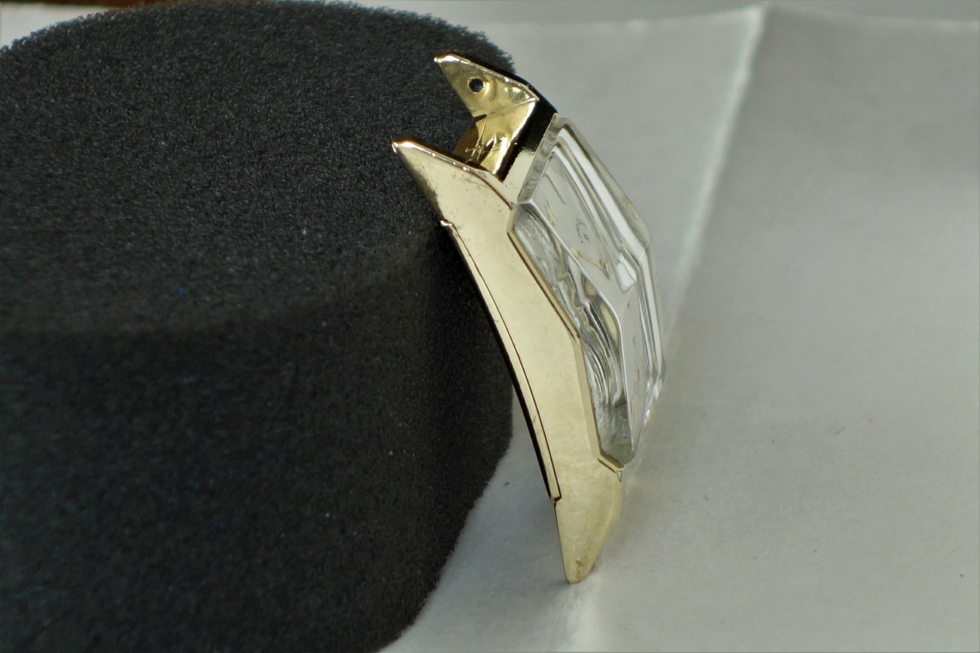 Gehäuse für Armbanduhr in goldfarbener Ausführung mit montiertem Uhrglas.