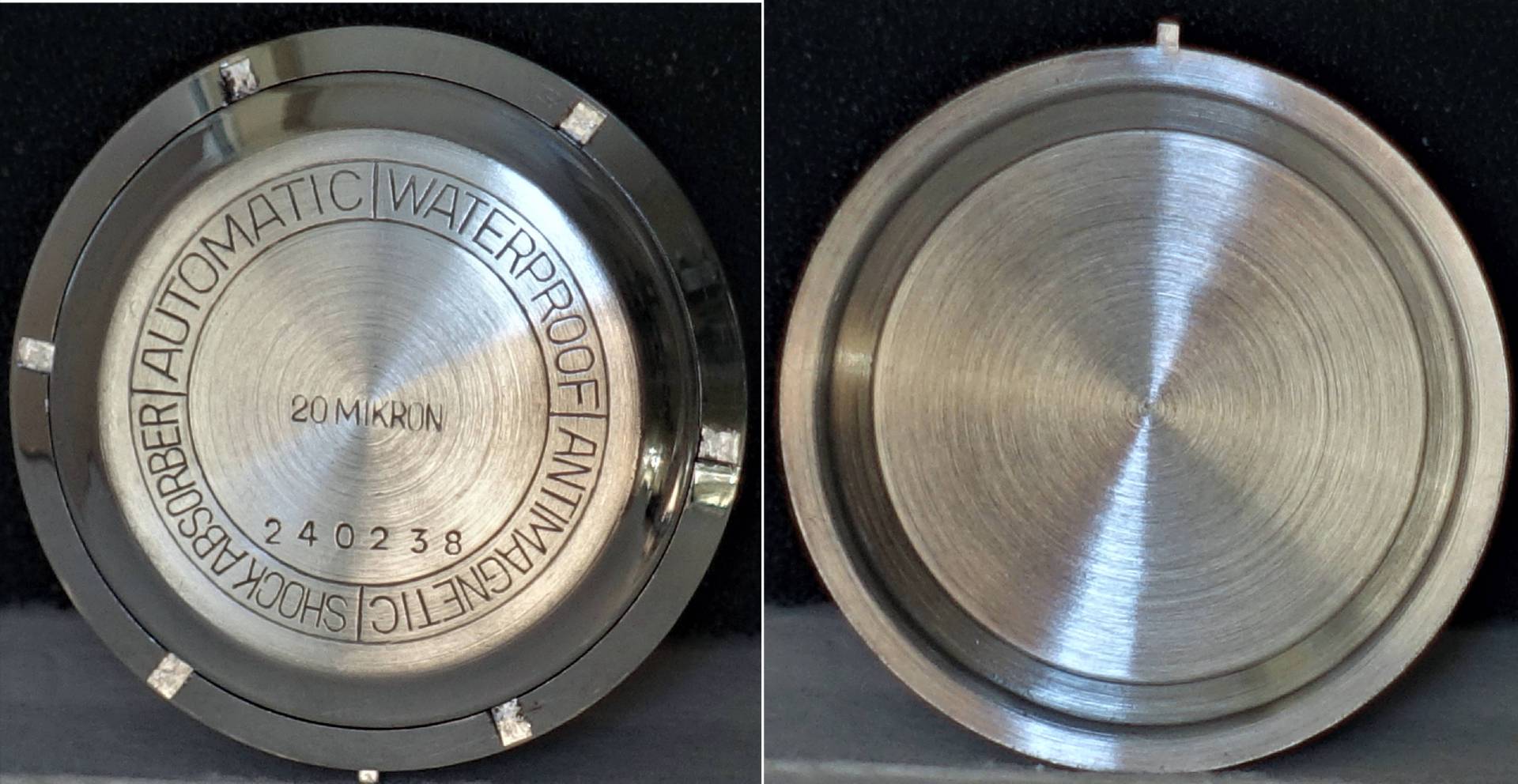 Silberfarbener Uhrboden aus Metall, mit Gravur und glatter Innenseite.