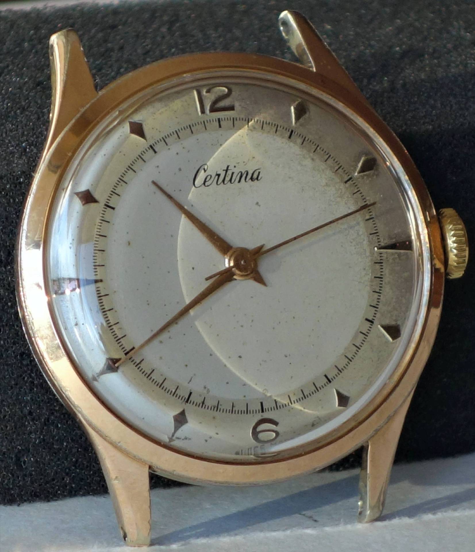 Runde Armbanduhr von Certina mit goldfarbenem Gehäuse und hellem Zifferblatt.