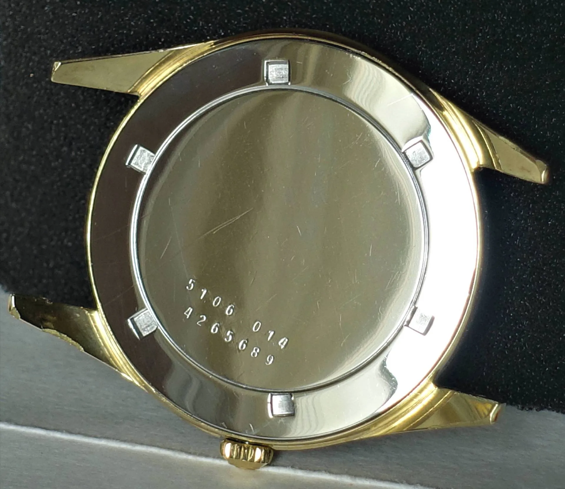 Uhrengehäuse goldfarben Rundes Uhrengehäuse in goldfarbener Ausführung mit glattem Gehäuseboden und seitlicher Krone.