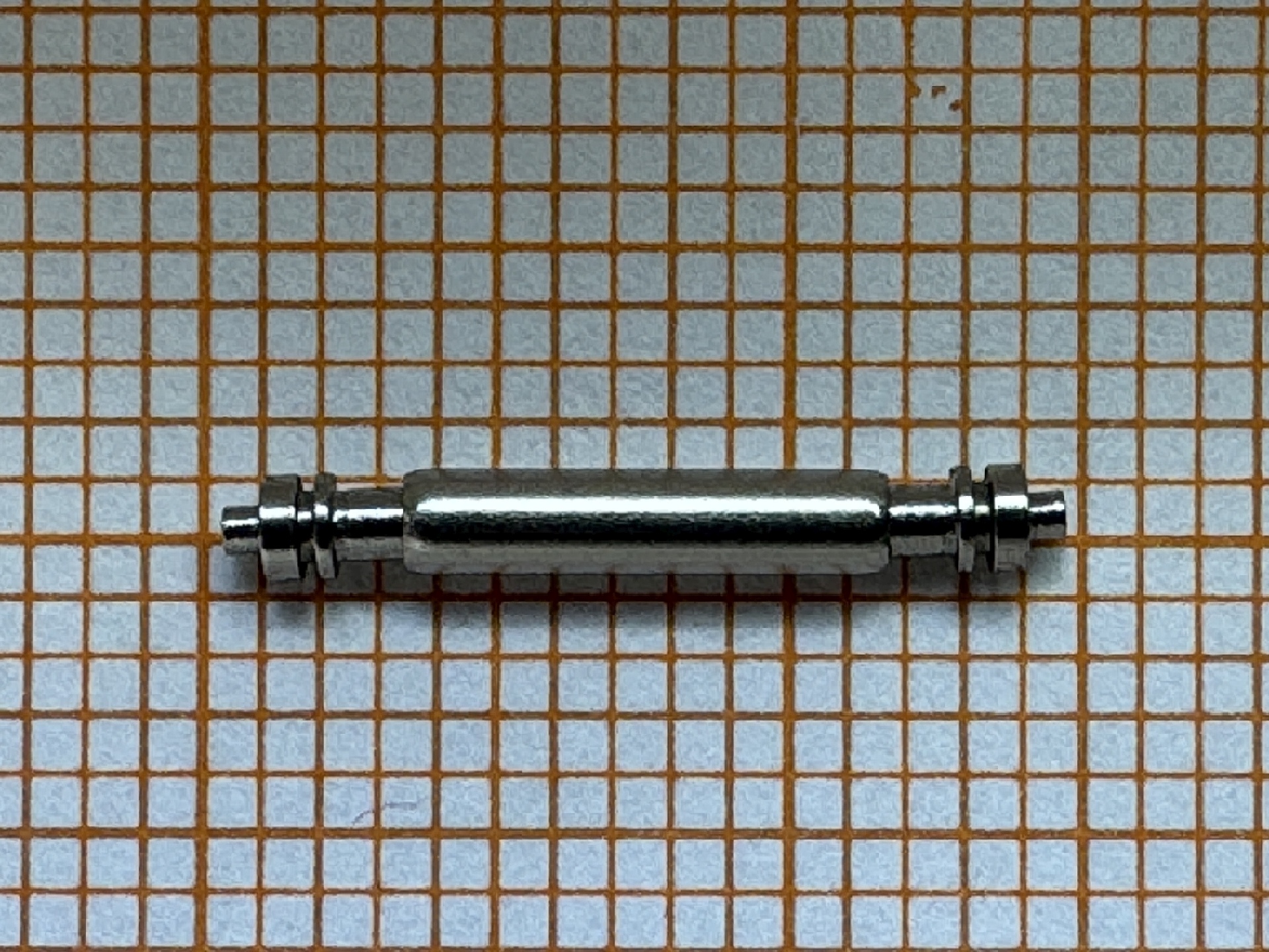 Silberfarbener Federsteg aus Metall für Uhrenarmbänder.