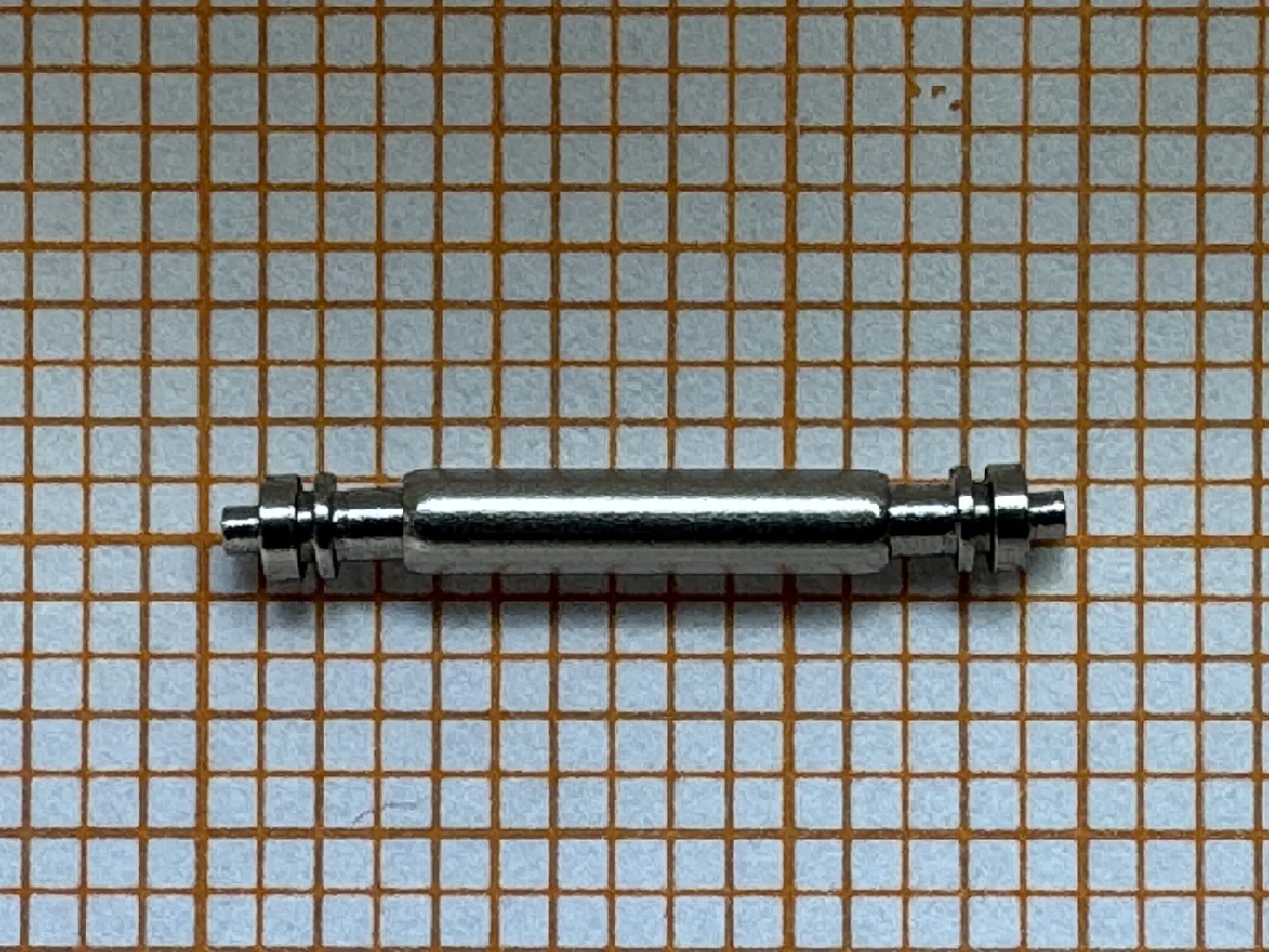 Silberfarbener Federsteg aus Metall für Uhrenarmbänder.