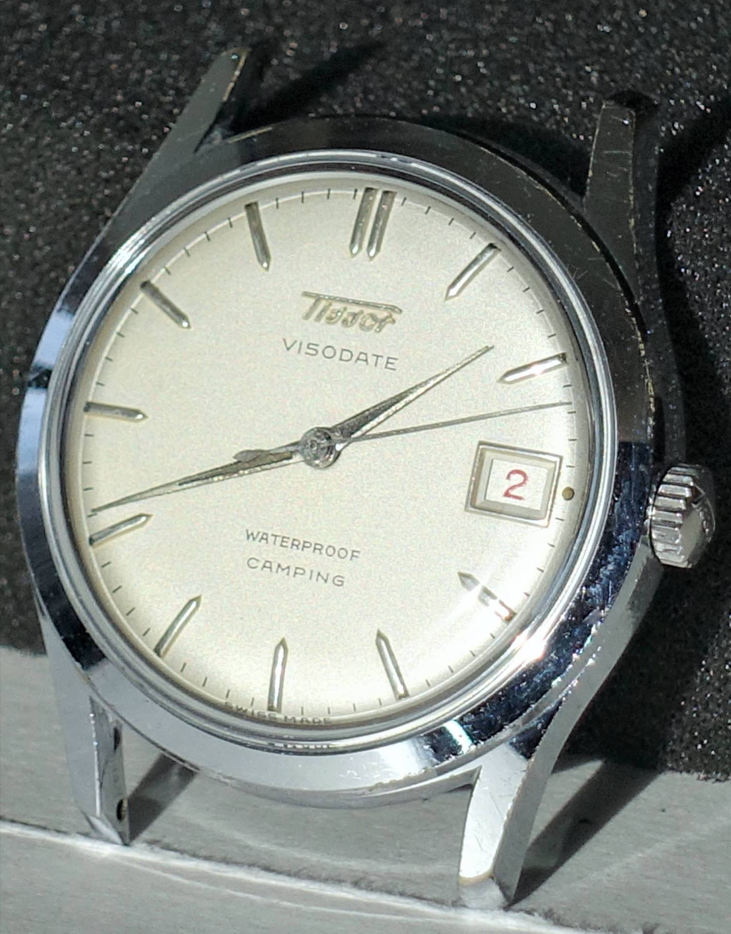 Silberfarbene Tissot Visodate Armbanduhr mit hellem Zifferblatt und Datumsanzeige.