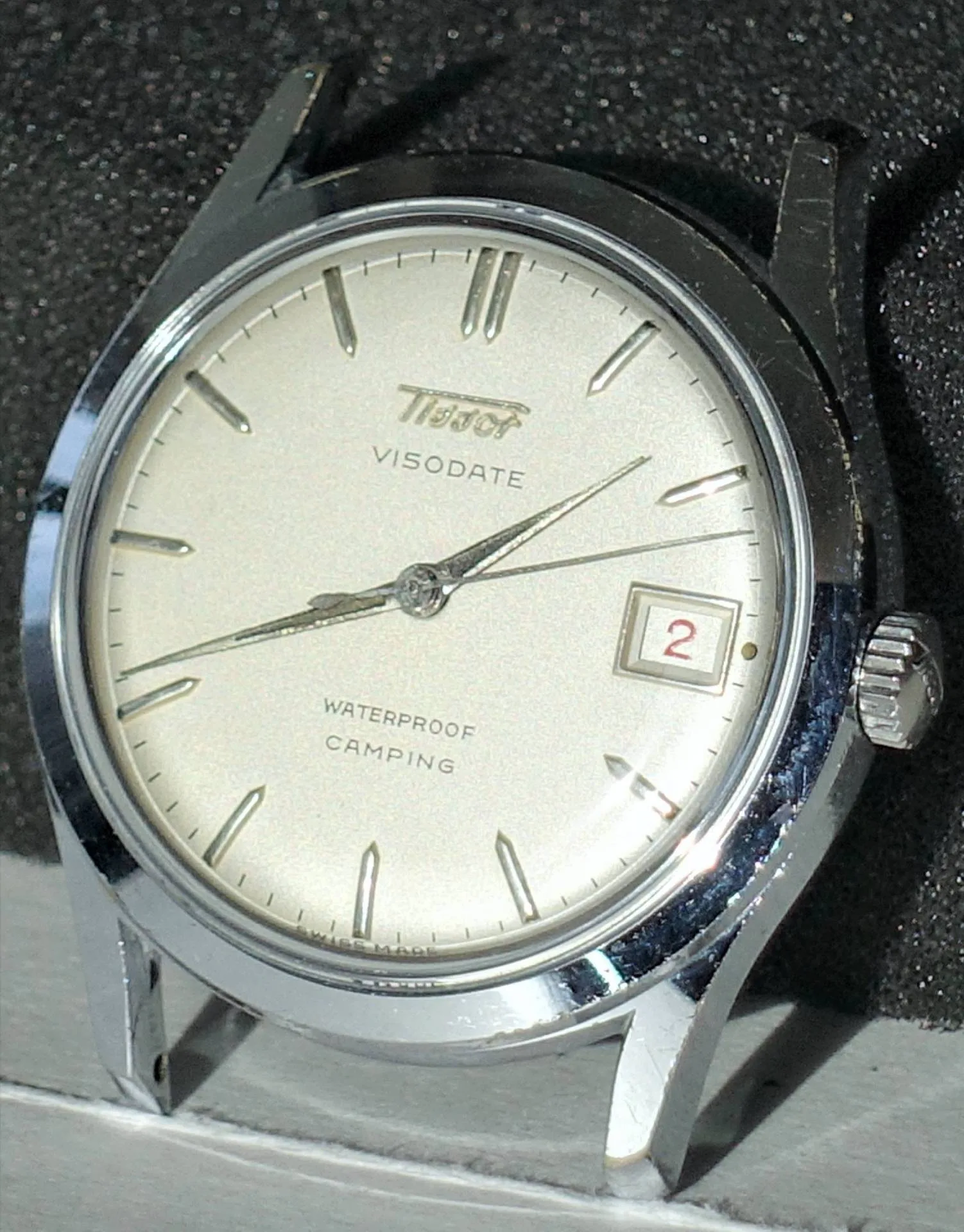 Tissot Visodate Armbanduhr Silberfarbene Tissot Visodate Armbanduhr mit hellem Zifferblatt und Datumsanzeige.