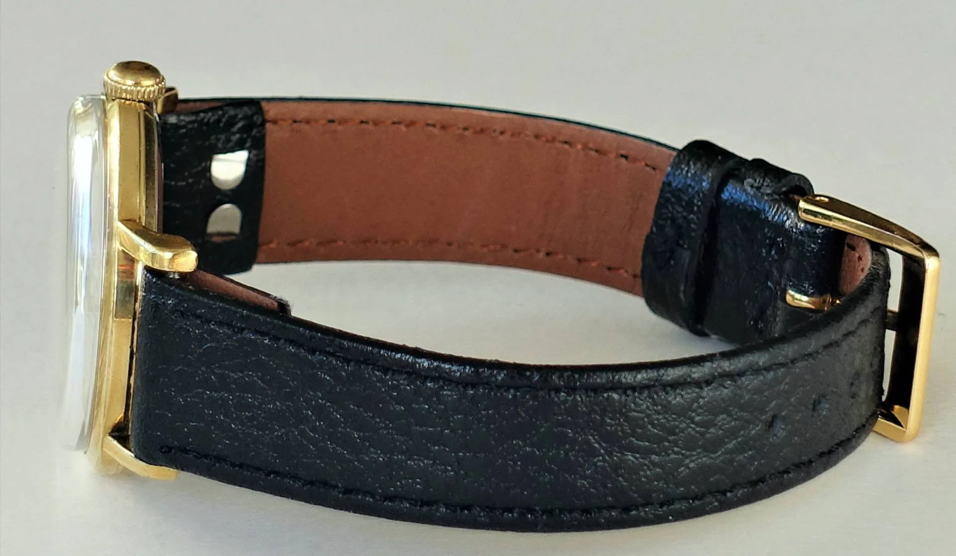 Armbanduhr schwarz goldfarben Armbanduhr mit schwarzem Armband und goldfarbenem Gehäuse.