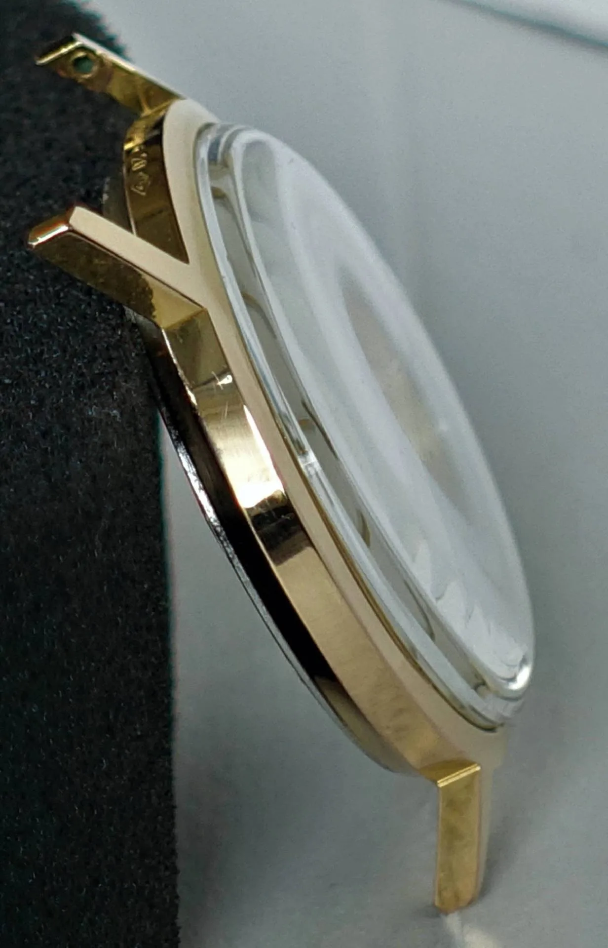 Uhrengehäuse goldfarben Goldfarbenes Uhrengehäuse mit montiertem Uhrglas.