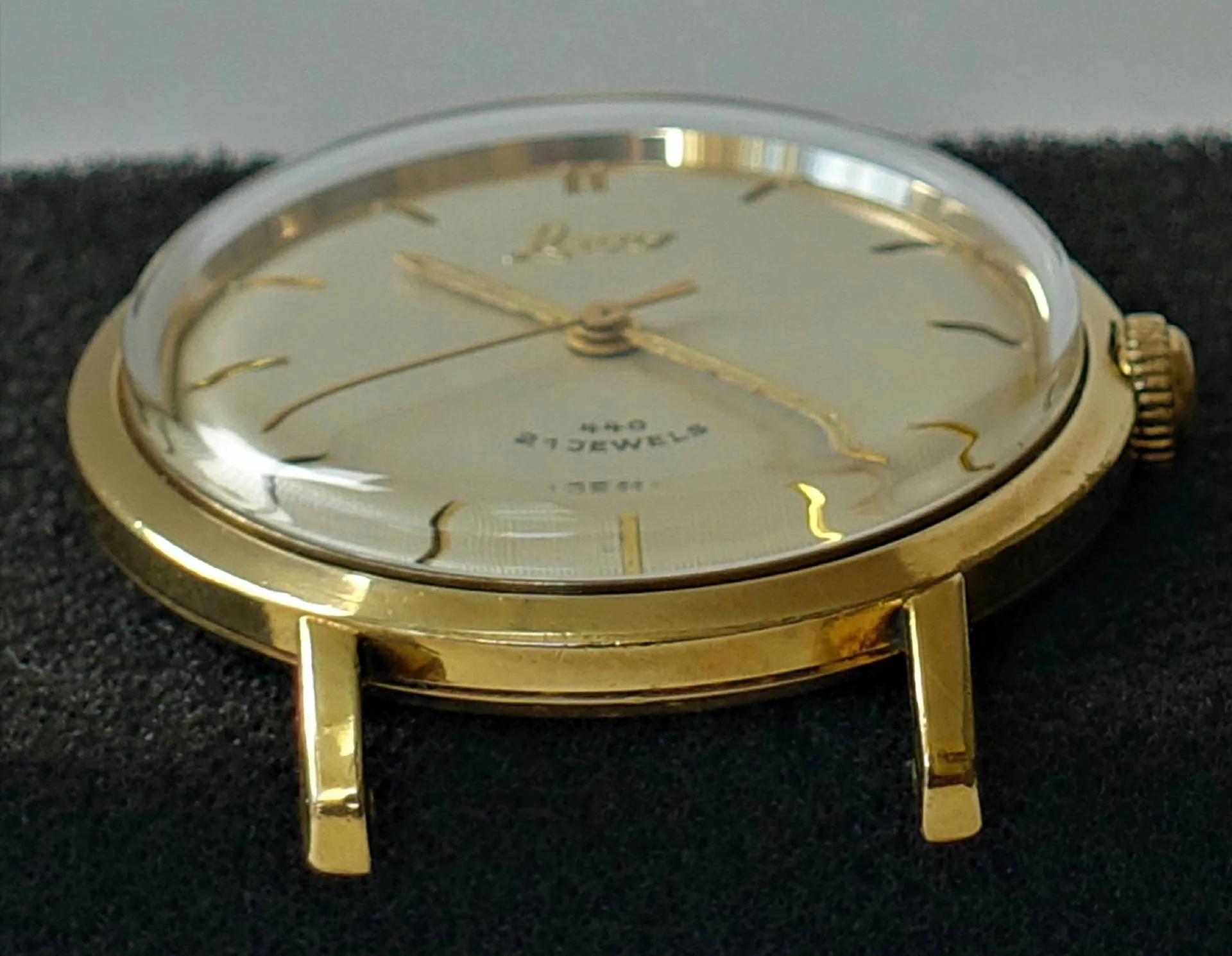 Uhrgehäuse goldfarben Rundes Uhrgehäuse in goldfarbener Optik mit montiertem Zifferblatt, Zeigern und Glas.