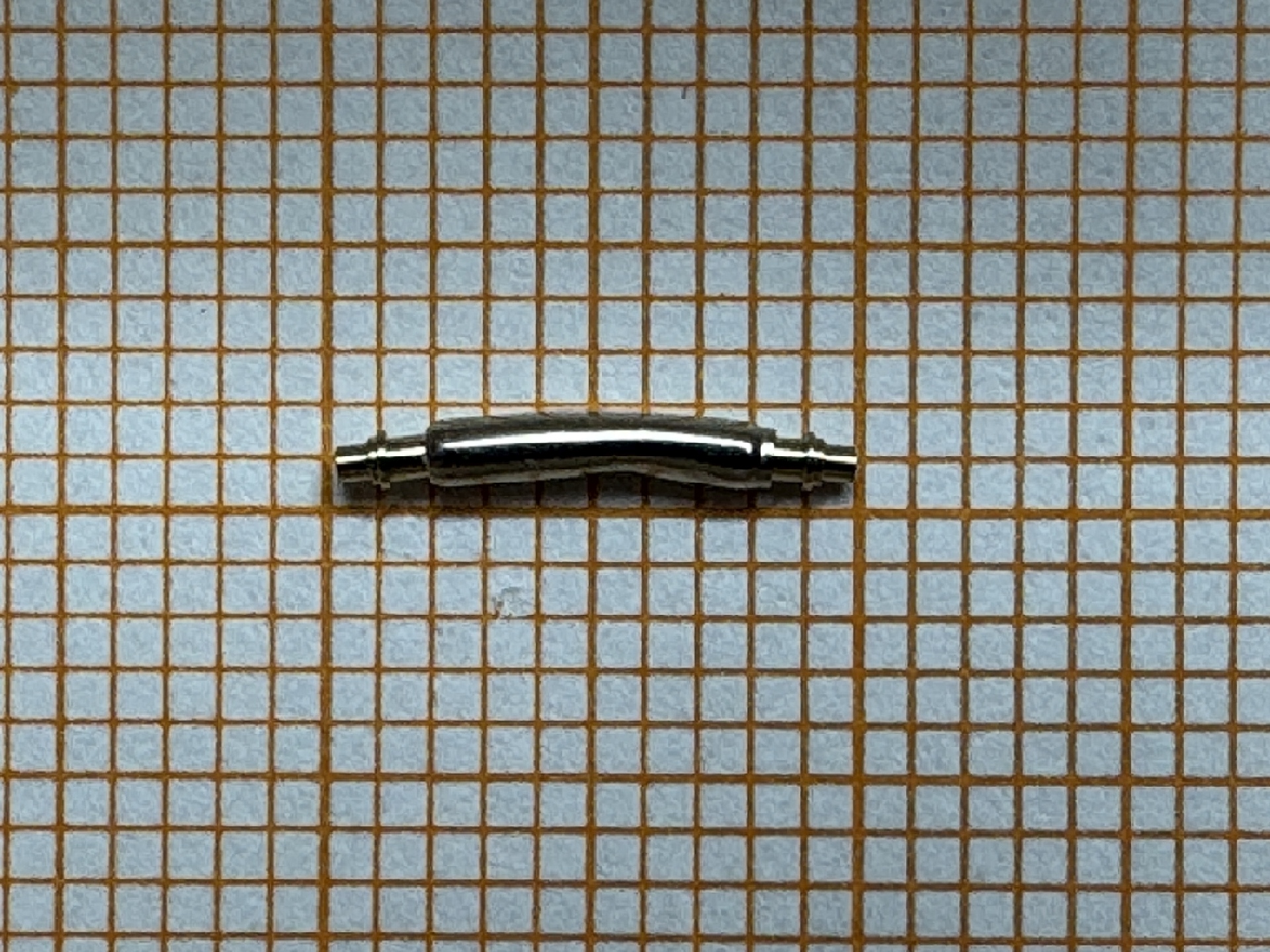 Gebogener Metallfedersteg für Uhrenarmbänder.