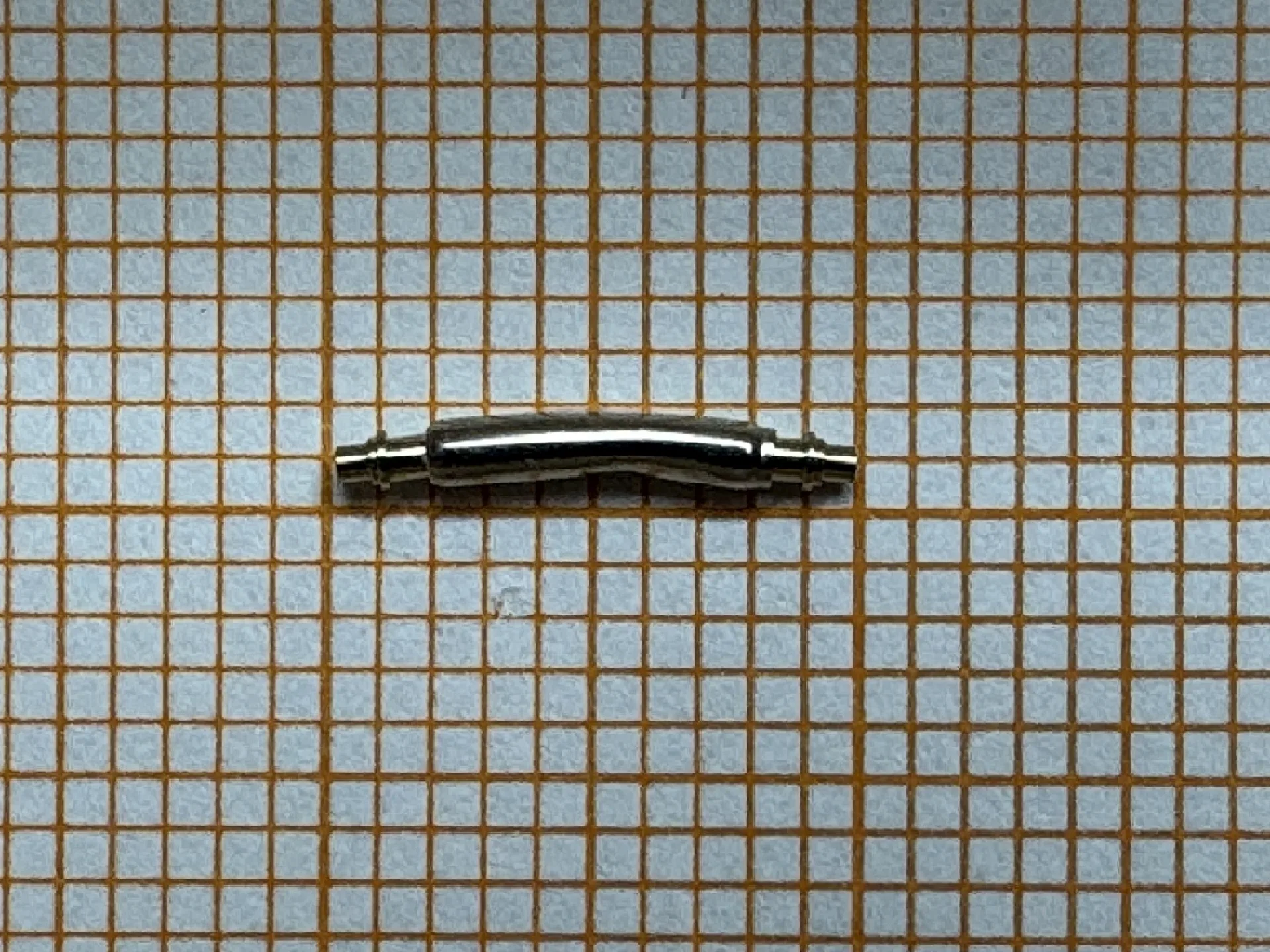 Gebogener Metallfedersteg für Uhrenarmbänder.