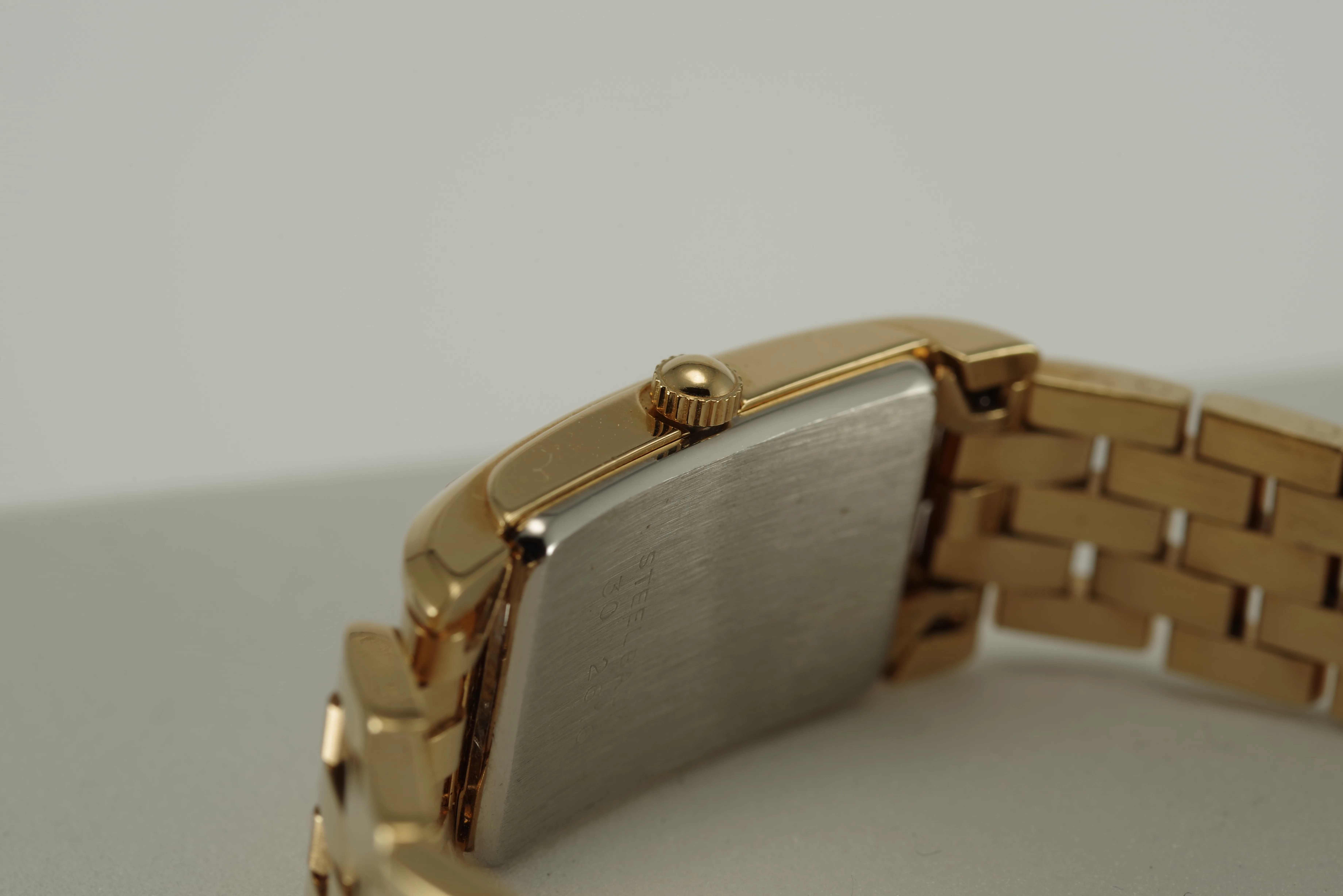 Damen Junghans Vintage Quarz Armbanduhr goldfarbenes Gehäuse mit Metallarmband