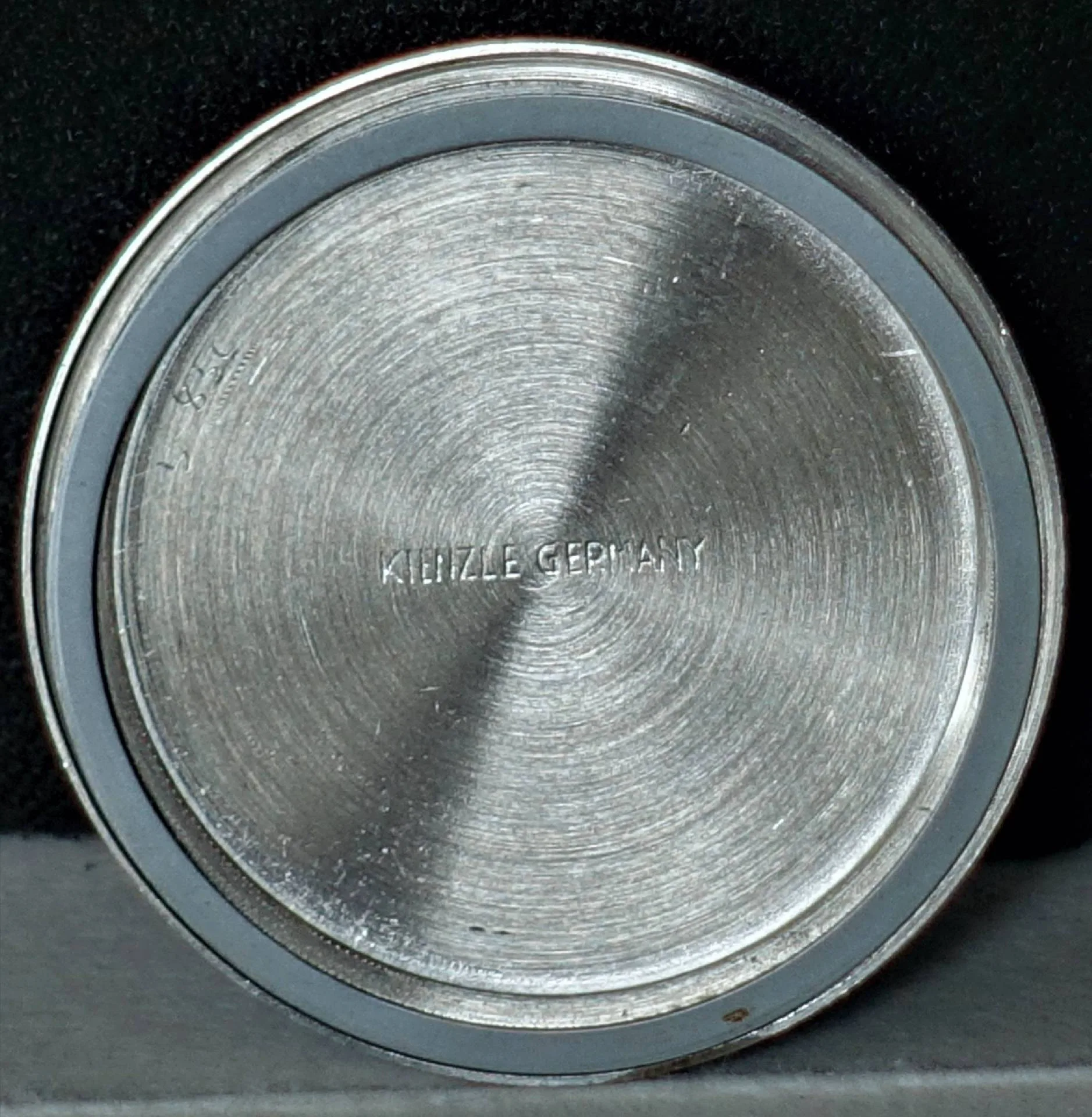 Kienzle Gehäuseboden silberfarben Runder silberfarbener Gehäuseboden für Uhren mit Prägung "KIENZLE GERMANY".