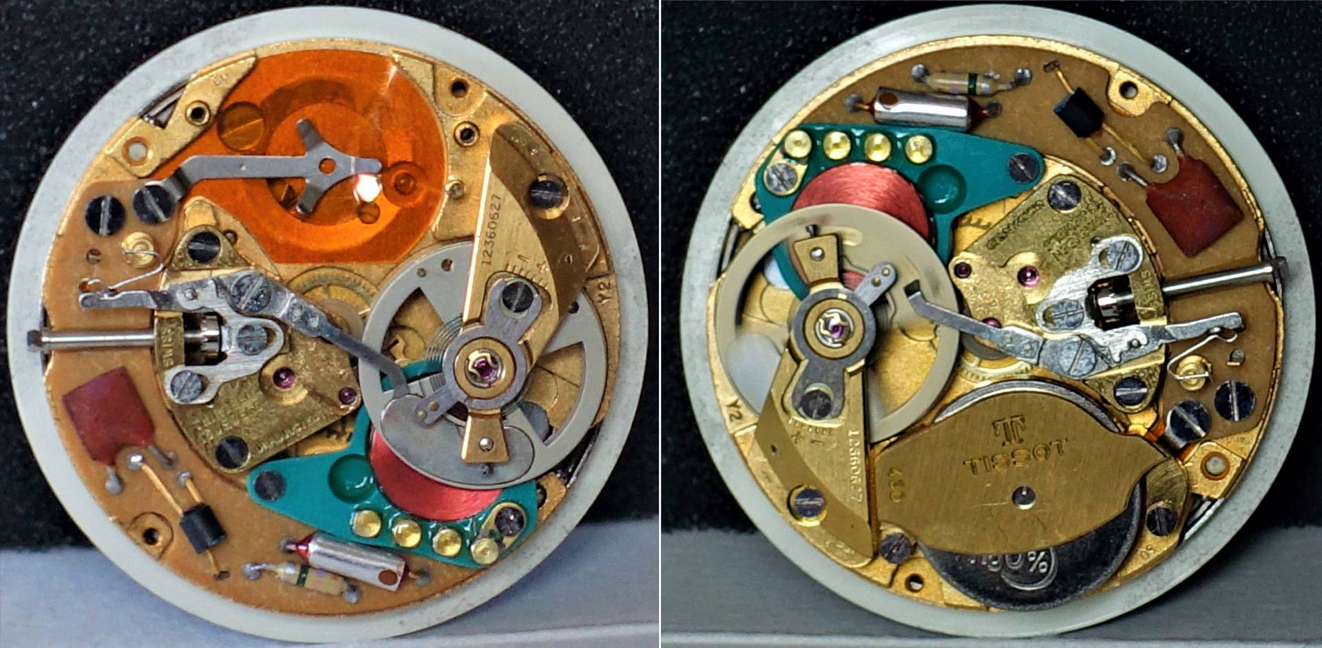 Detailansicht eines komplexen mechanischen Uhrwerks mit sichtbaren Zahnrädern und Komponenten