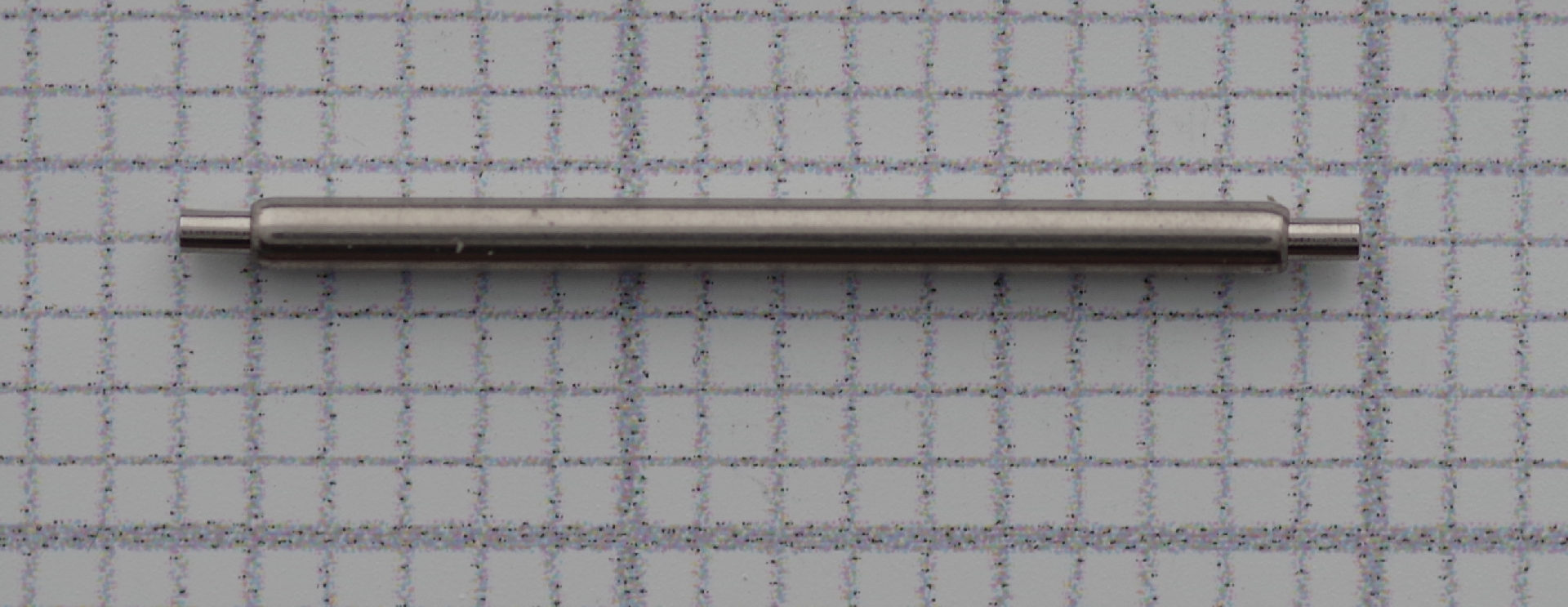 Silberner Federsteg aus Edelstahl für Uhrenarmbänder mit einer Länge von 24 Millimetern.