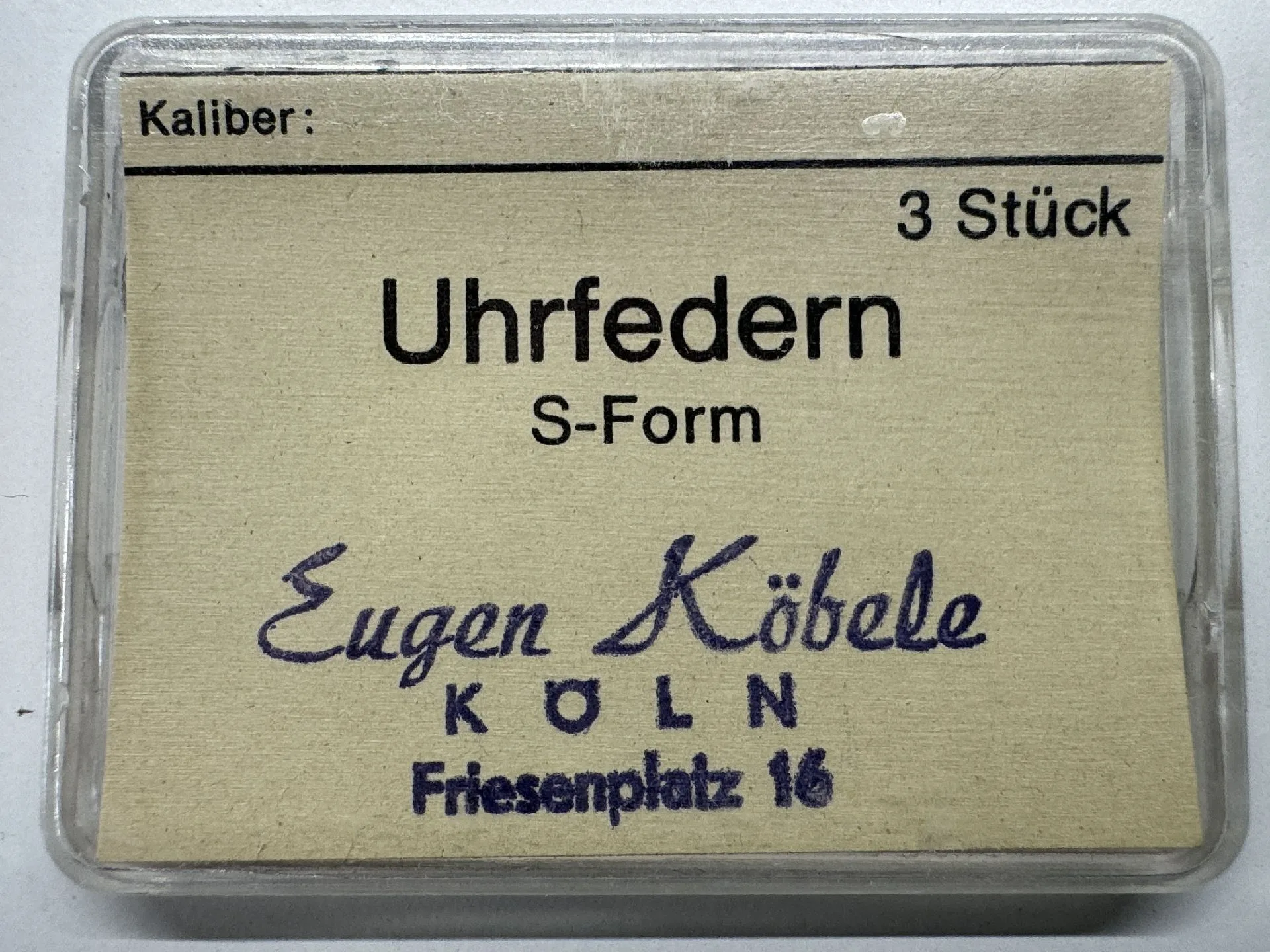Uhrfedern S-Form Verpackung mit drei S-förmigen Uhrfedern für Uhren.