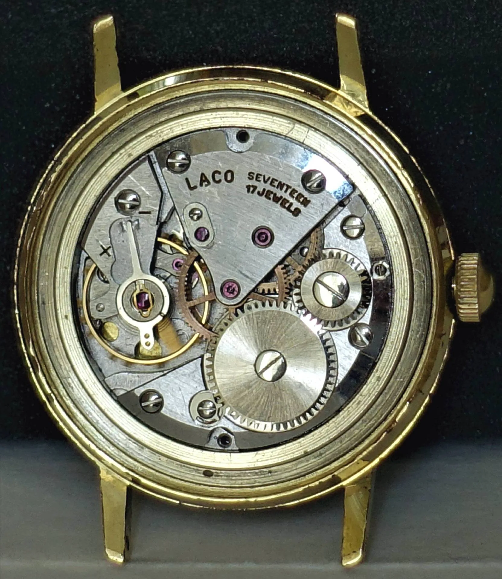 Uhrwerk Laco 17 Jewels Mechanisches Uhrwerk von Laco mit sichtbaren Zahnrädern und goldfarbenem Gehäuse.