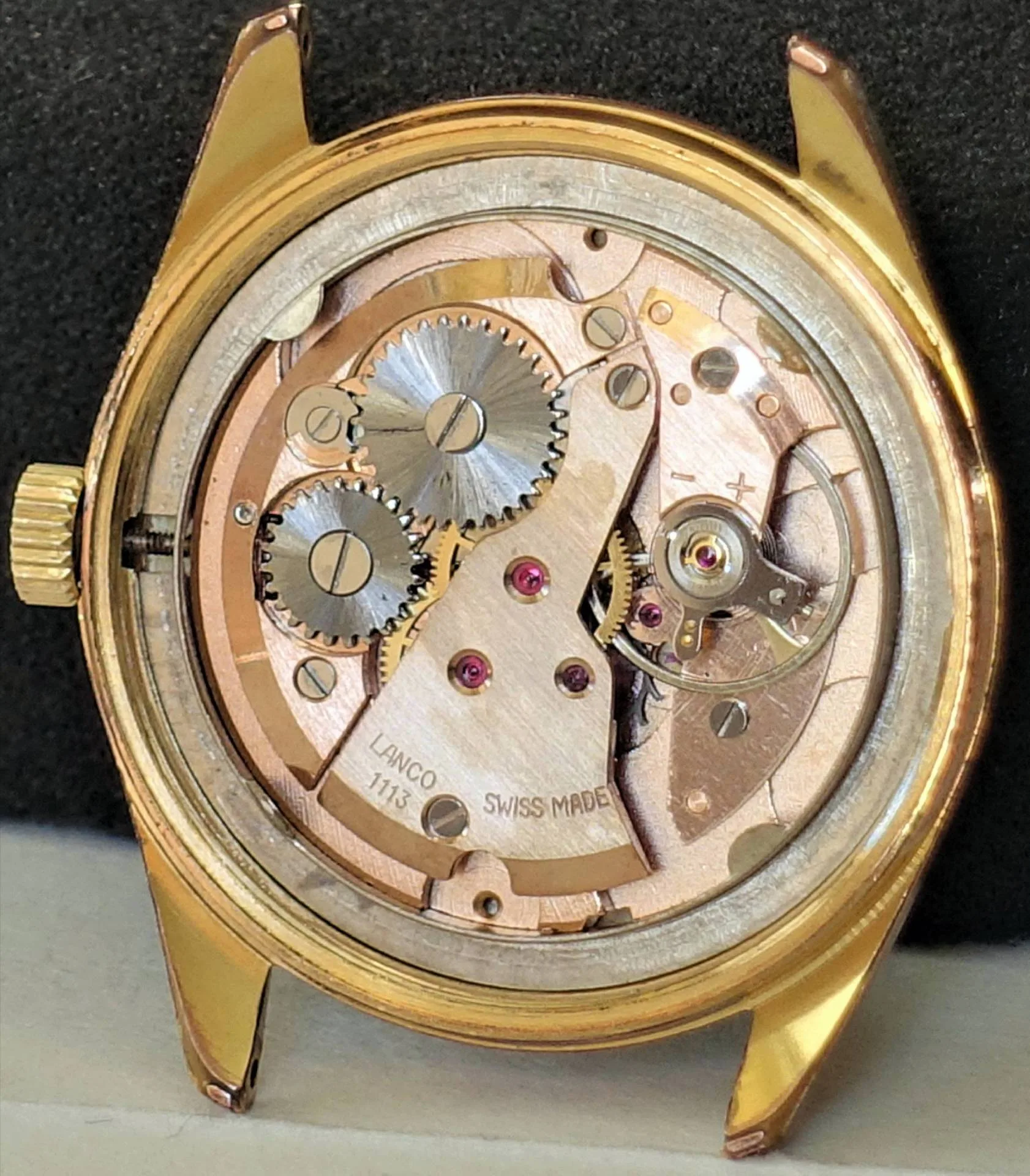 Mechanisches Uhrwerk Lanco 1113 in einem goldfarbenen Uhrengehäuse.