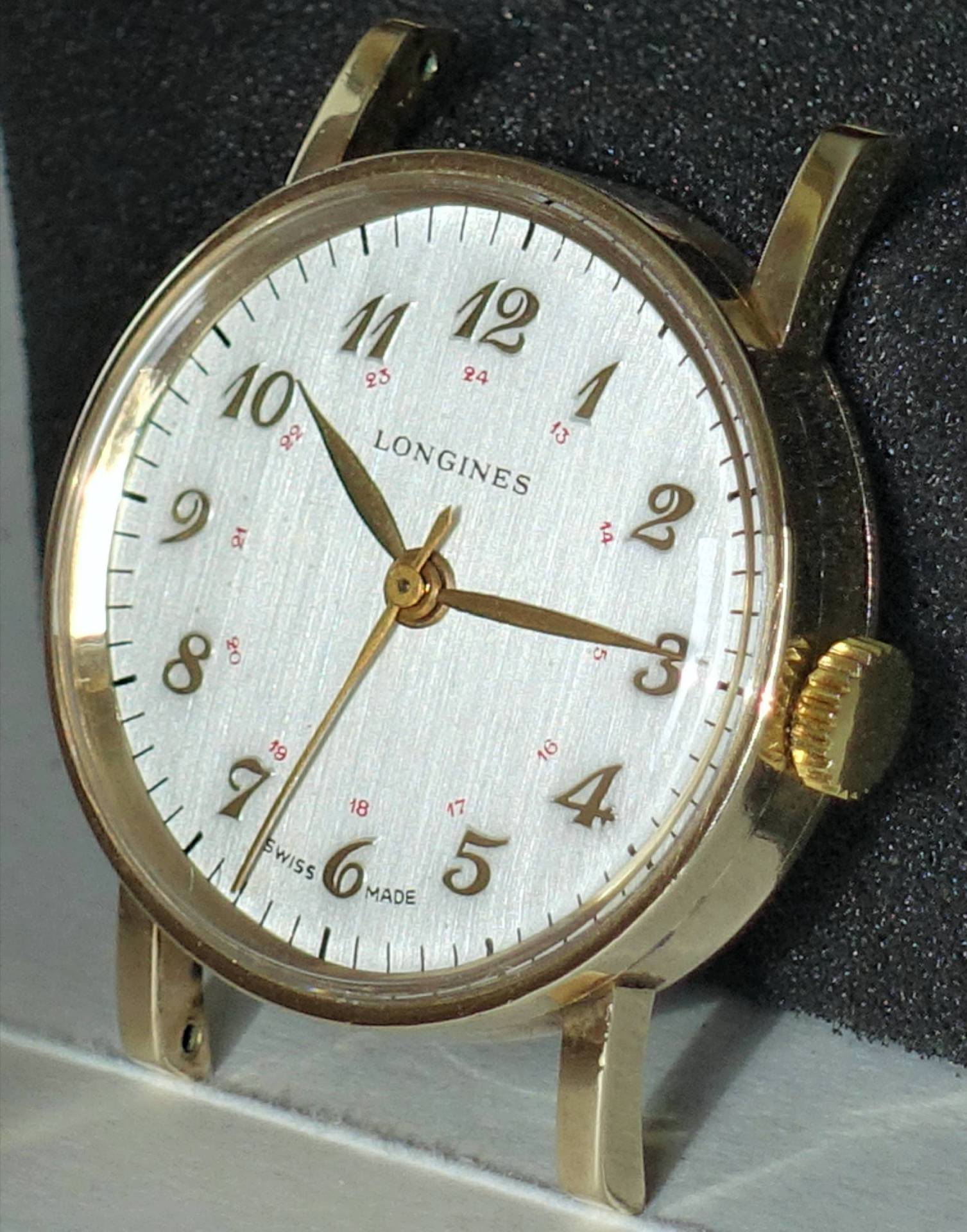 Detailaufnahme einer klassischen Longines Uhr mit silbernem Zifferblatt und goldfarbenen Zeigern