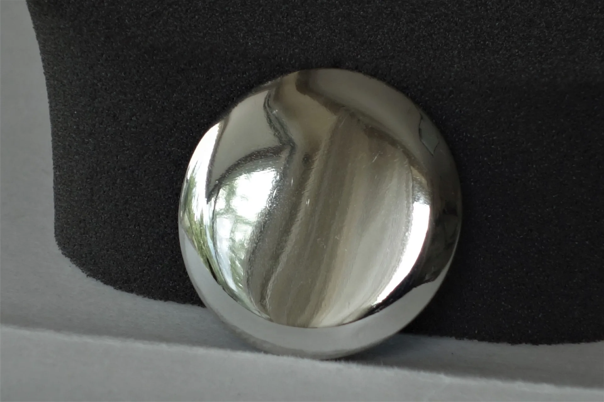Gehäuseboden silberfarben Runder, silberfarbener Gehäuseboden für Armbanduhren.