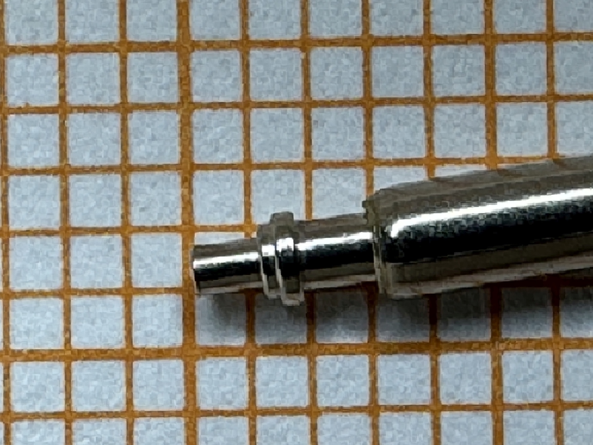 Metallischer Federsteg für Uhrenarmbänder.