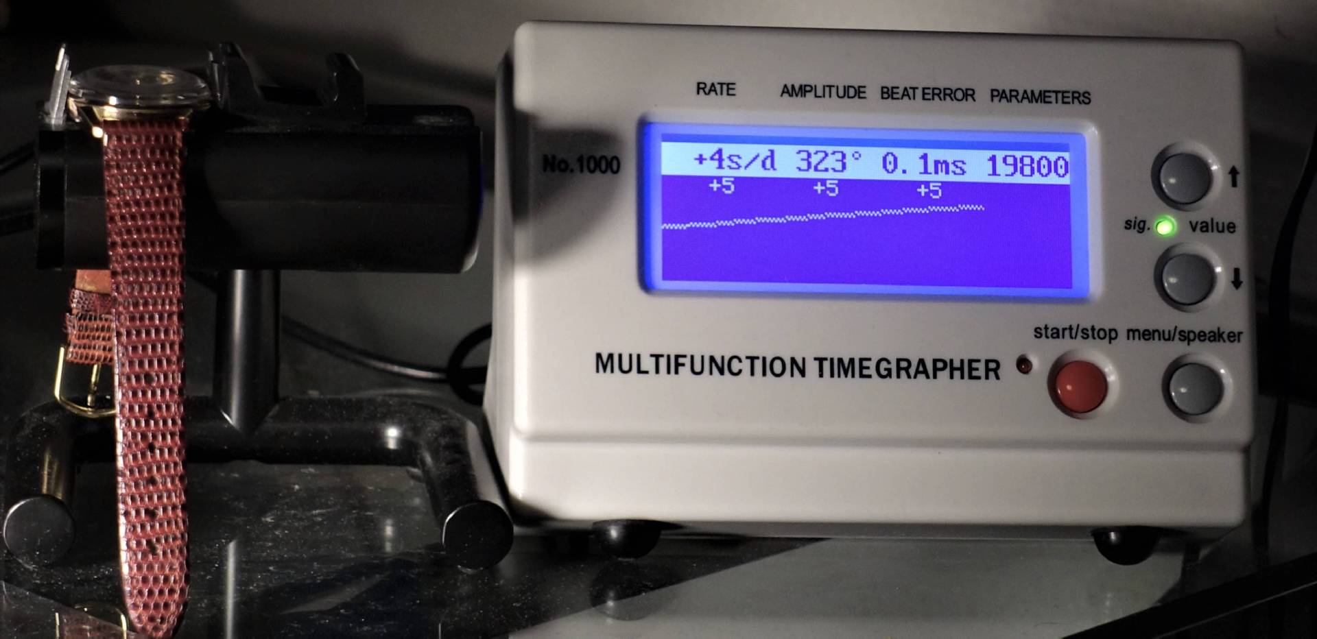 Elektronisches Zeitwaagen Messgerät mit digitaler Anzeige zur Überprüfung mechanischer Uhren.