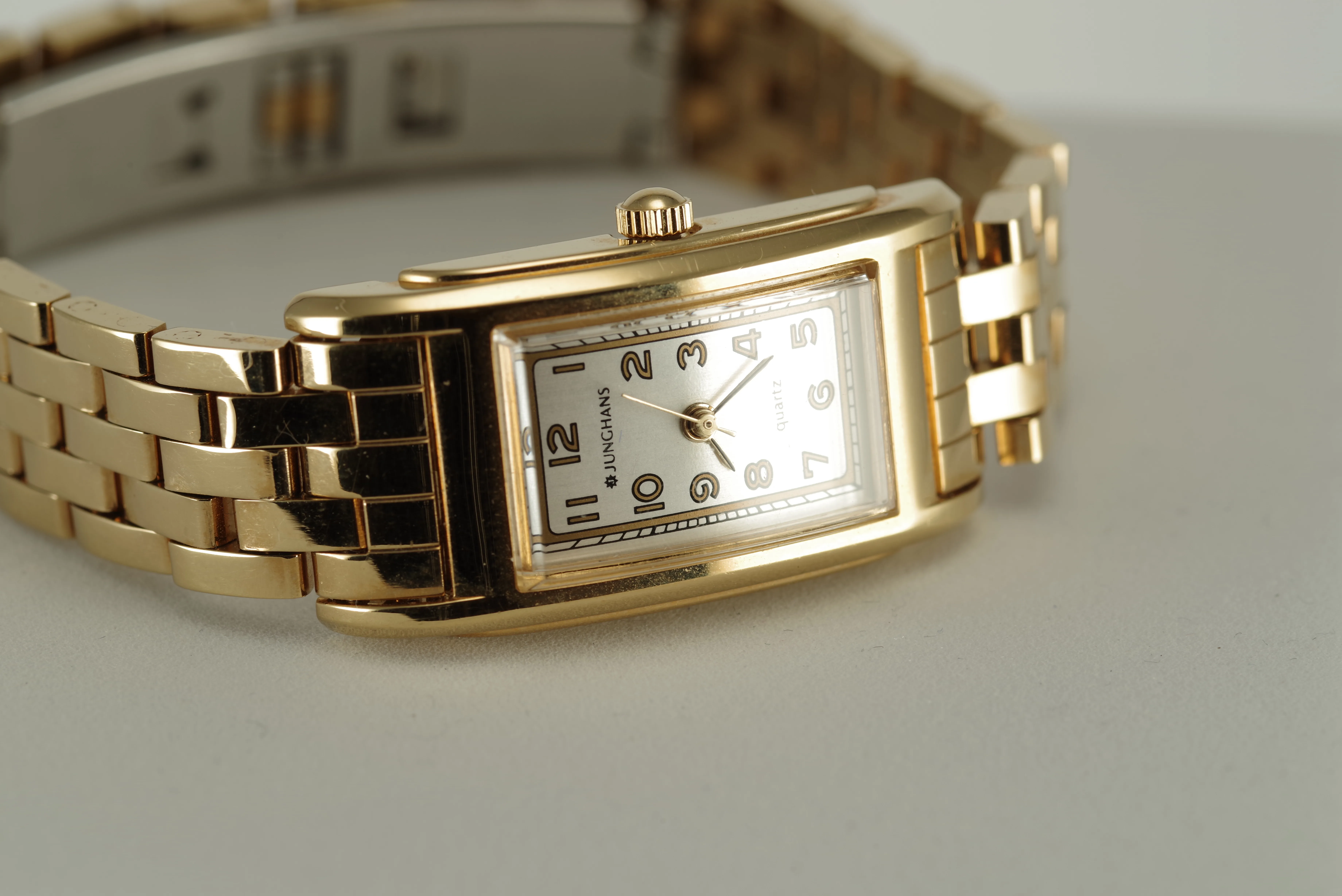 Damen Junghans Vintage Quarz Armbanduhr goldfarbenes Gehäuse mit Metallarmband Damen Junghans Vintage Quarz Armbanduhr goldfarbenes Gehäuse mit Metallarmband
