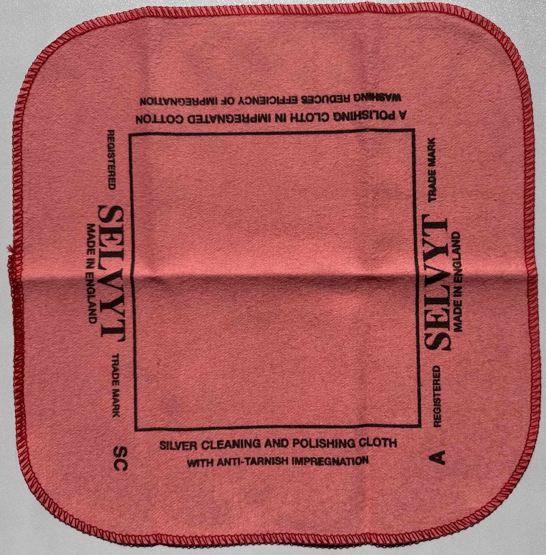 Rotes Baumwolltuch zum Reinigen und Polieren von Uhren und Uhrenteilen.
