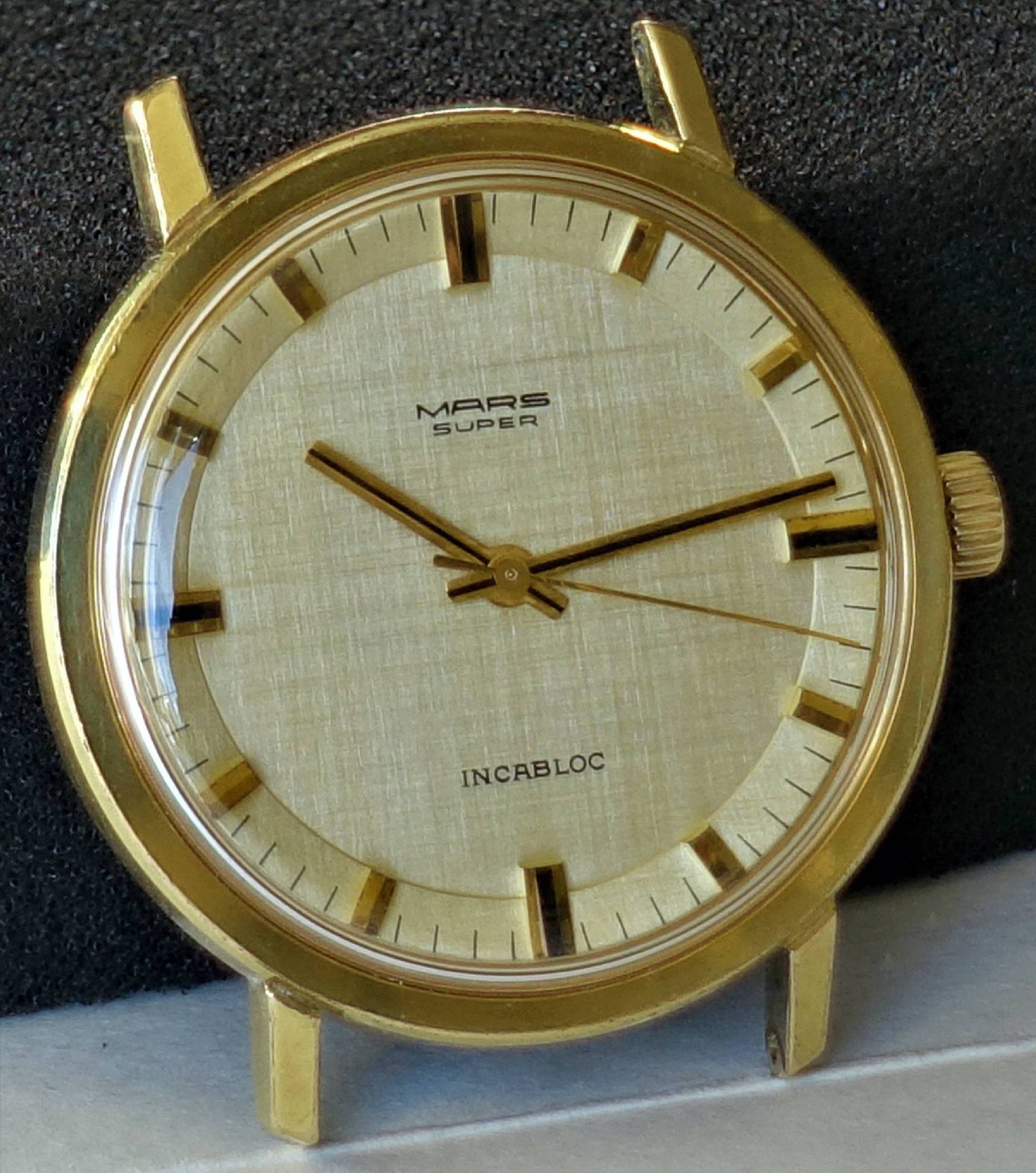 Goldfarbene analoge Armbanduhr mit hellem Zifferblatt und drei Zeigern.
